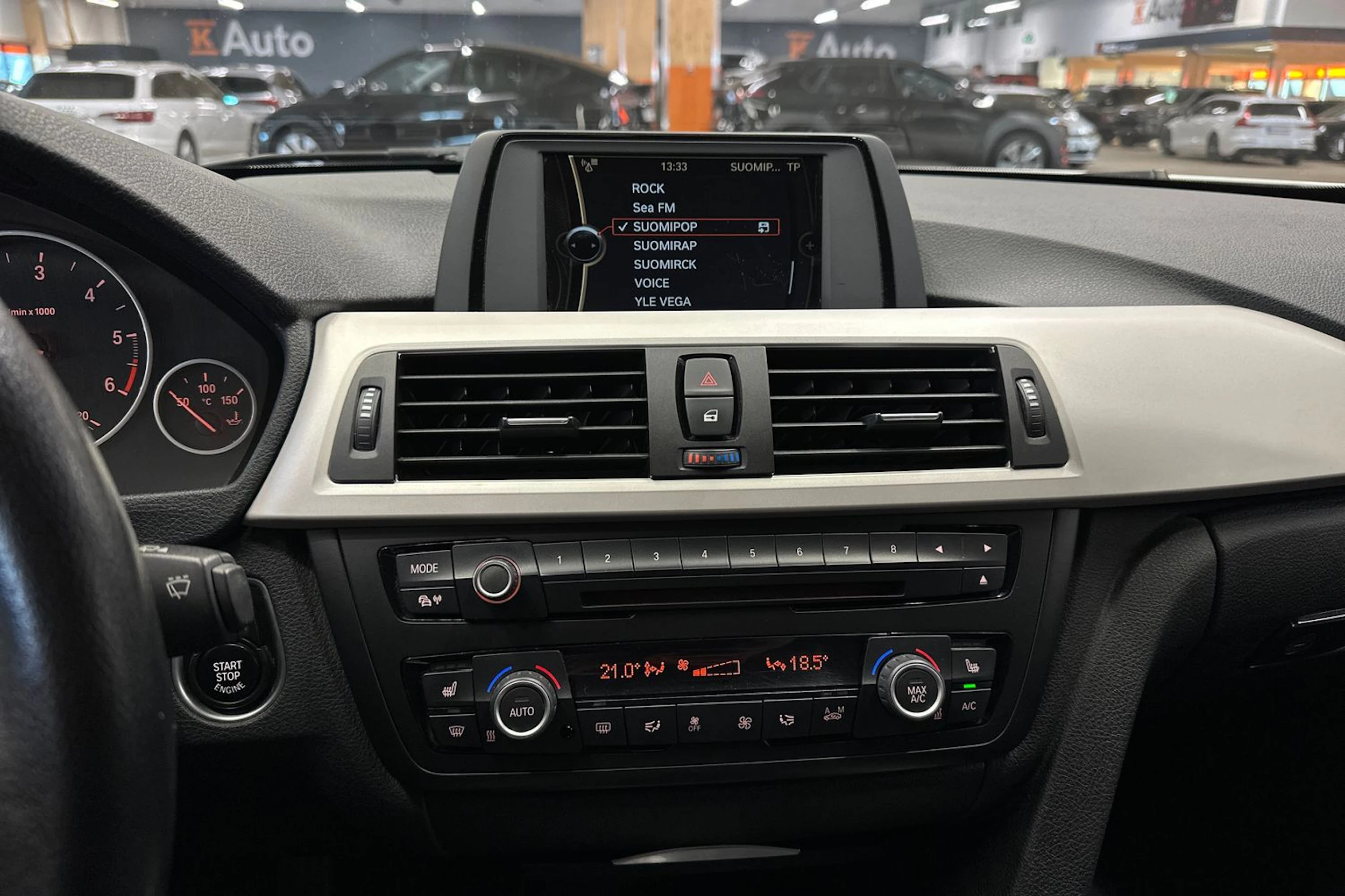 valkoinen BMW 318 2014 kuva 14.