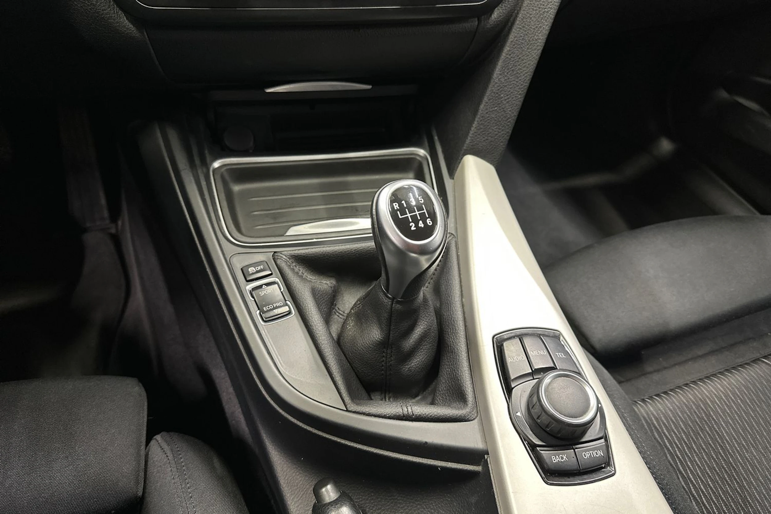 valkoinen BMW 318 2014 kuva 15.