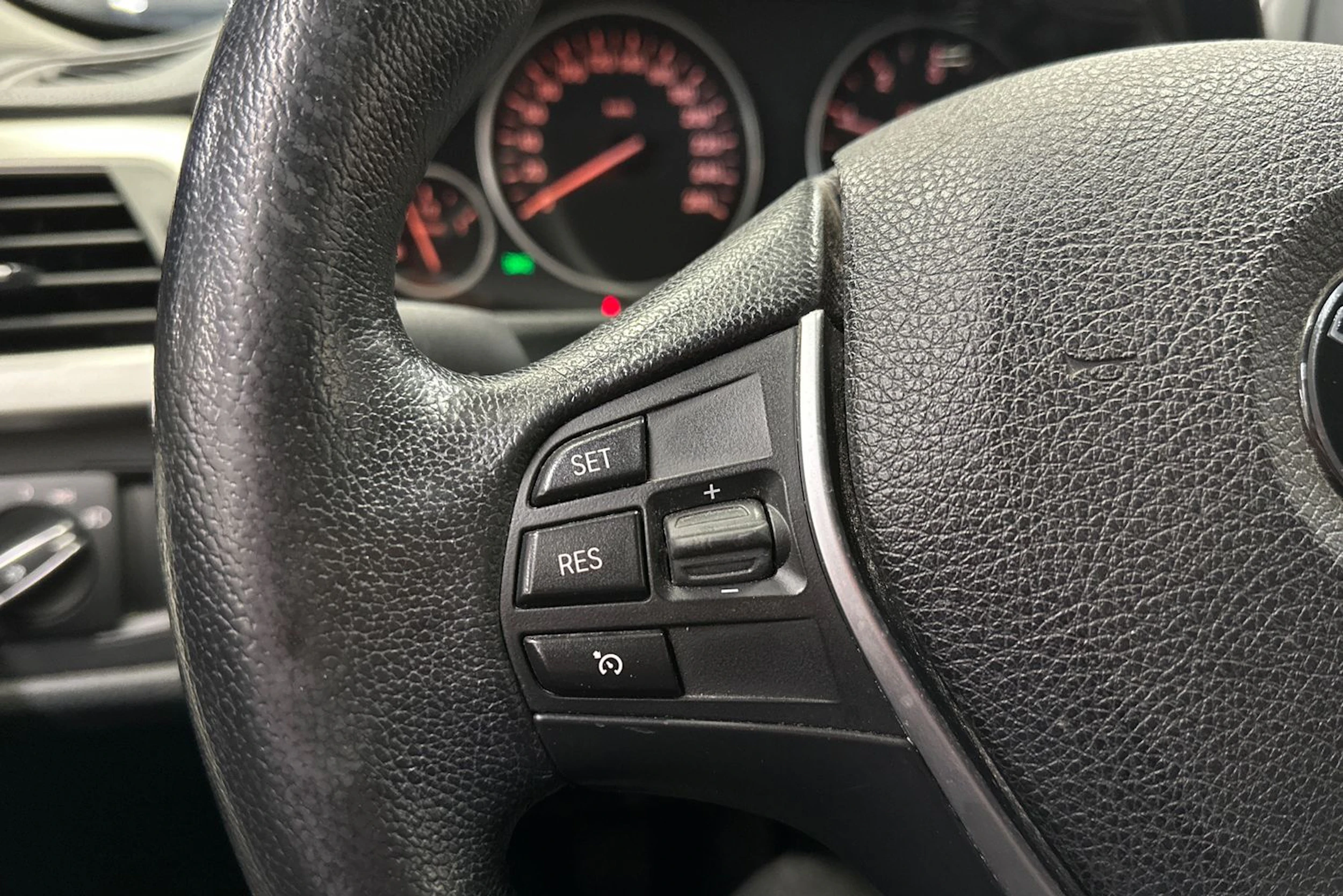 valkoinen BMW 318 2014 kuva 17.