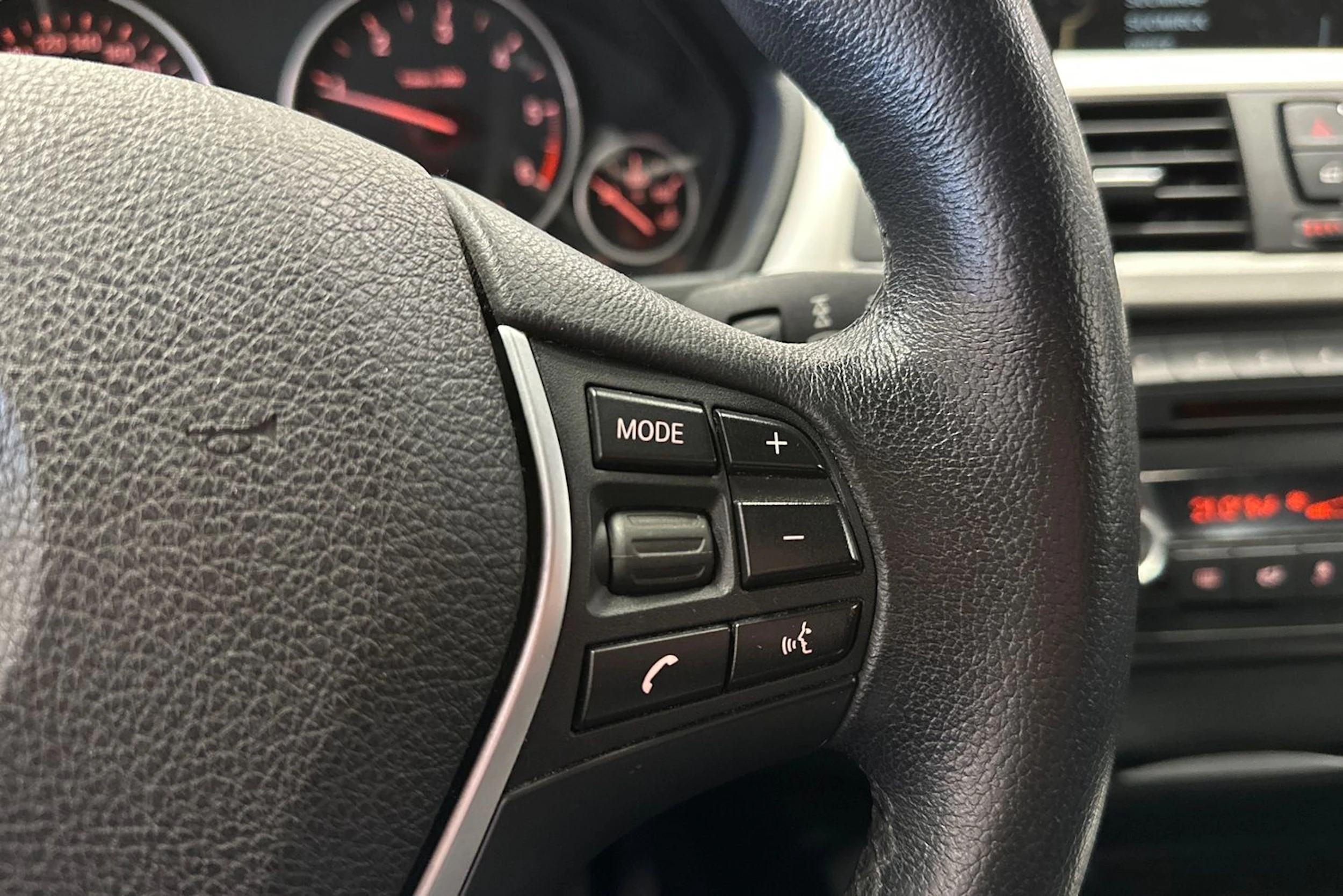 valkoinen BMW 318 2014 kuva 18.