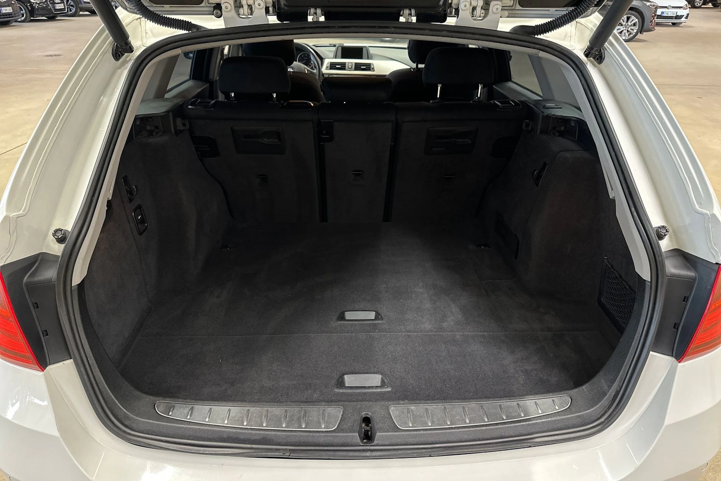 valkoinen BMW 318 2014 kuva 21.