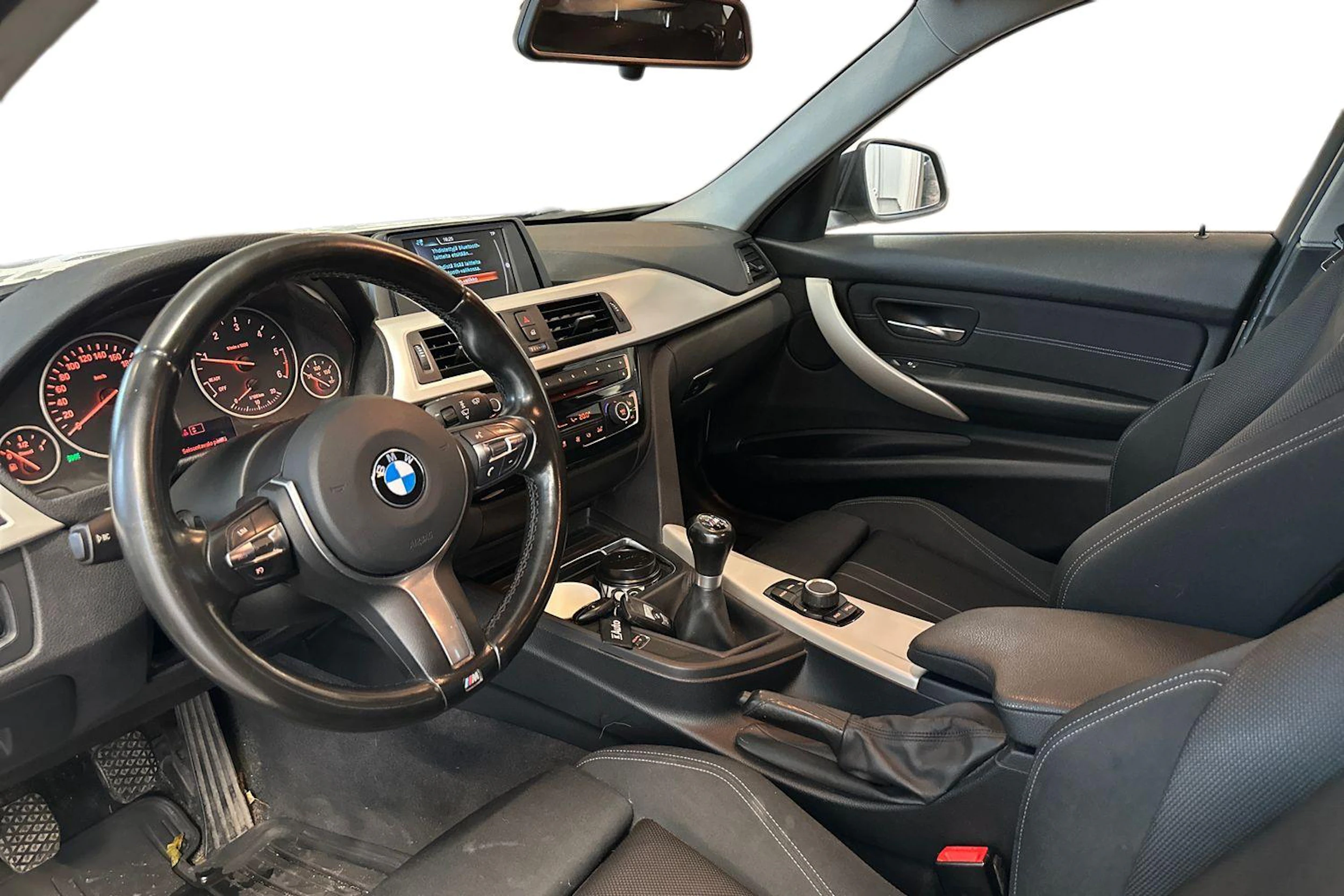 valkoinen BMW 318 2015 kuva 3.