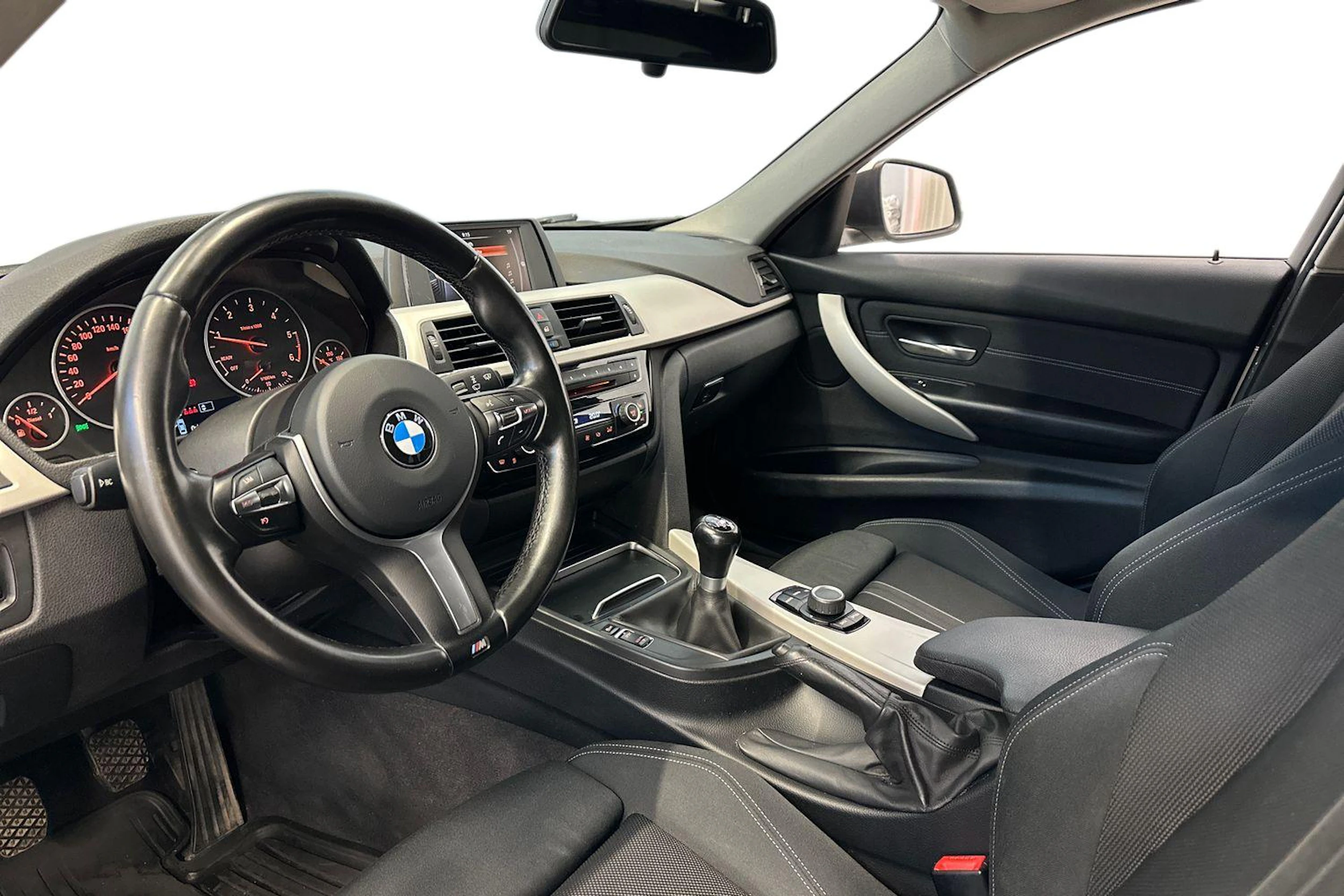 valkoinen BMW 318 2016 kuva 6.