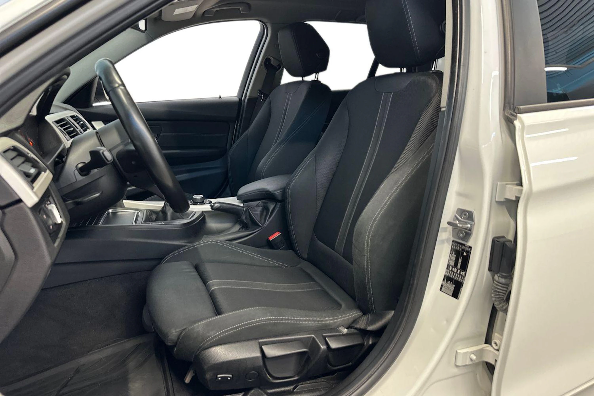 valkoinen BMW 318 2016 kuva 7.