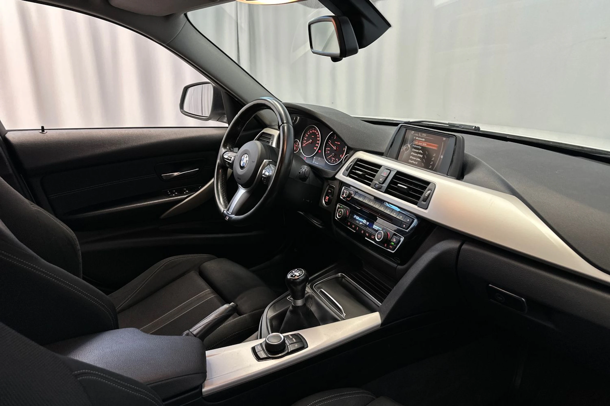 valkoinen BMW 318 2016 kuva 12.