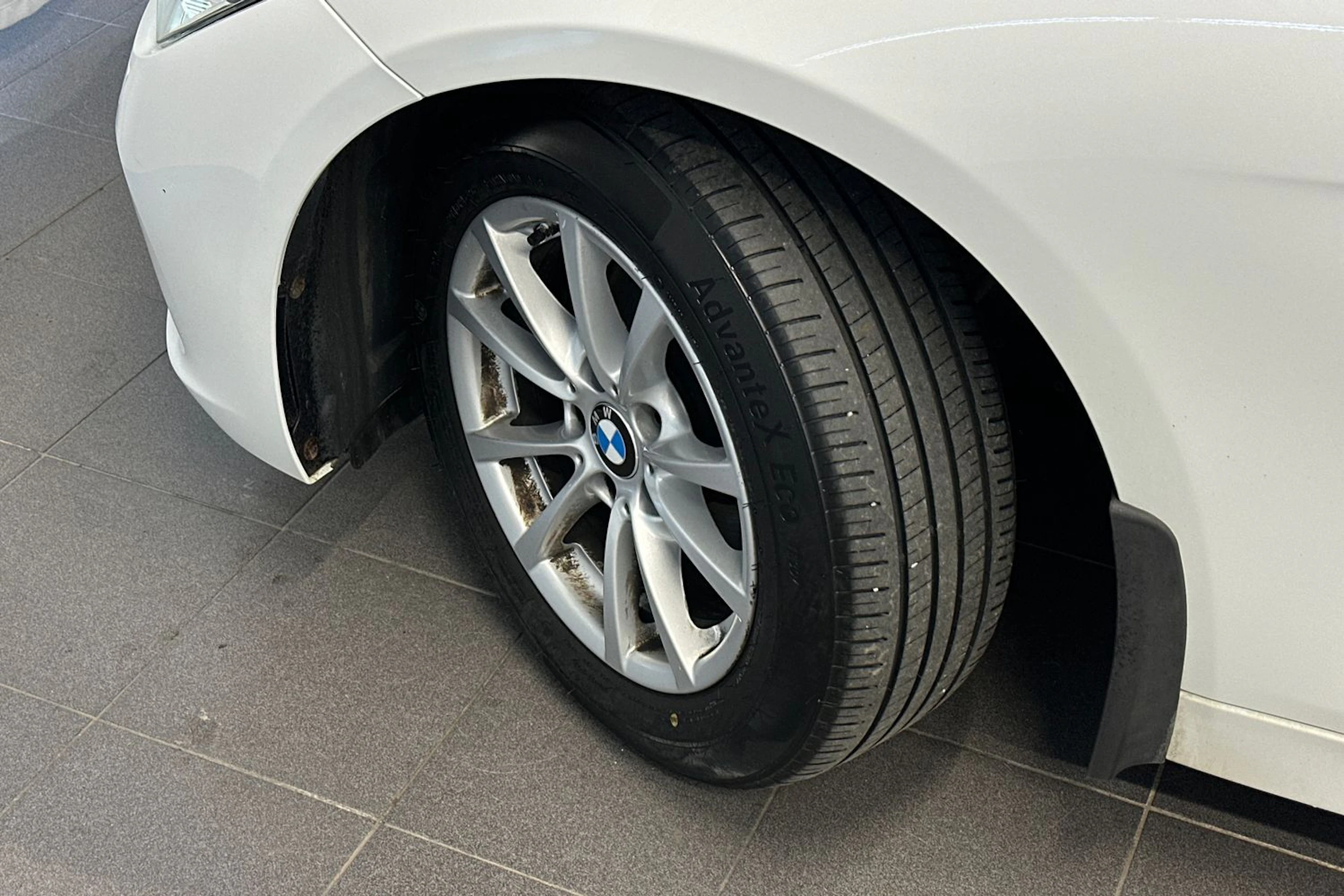 valkoinen BMW 318 2016 kuva 27.