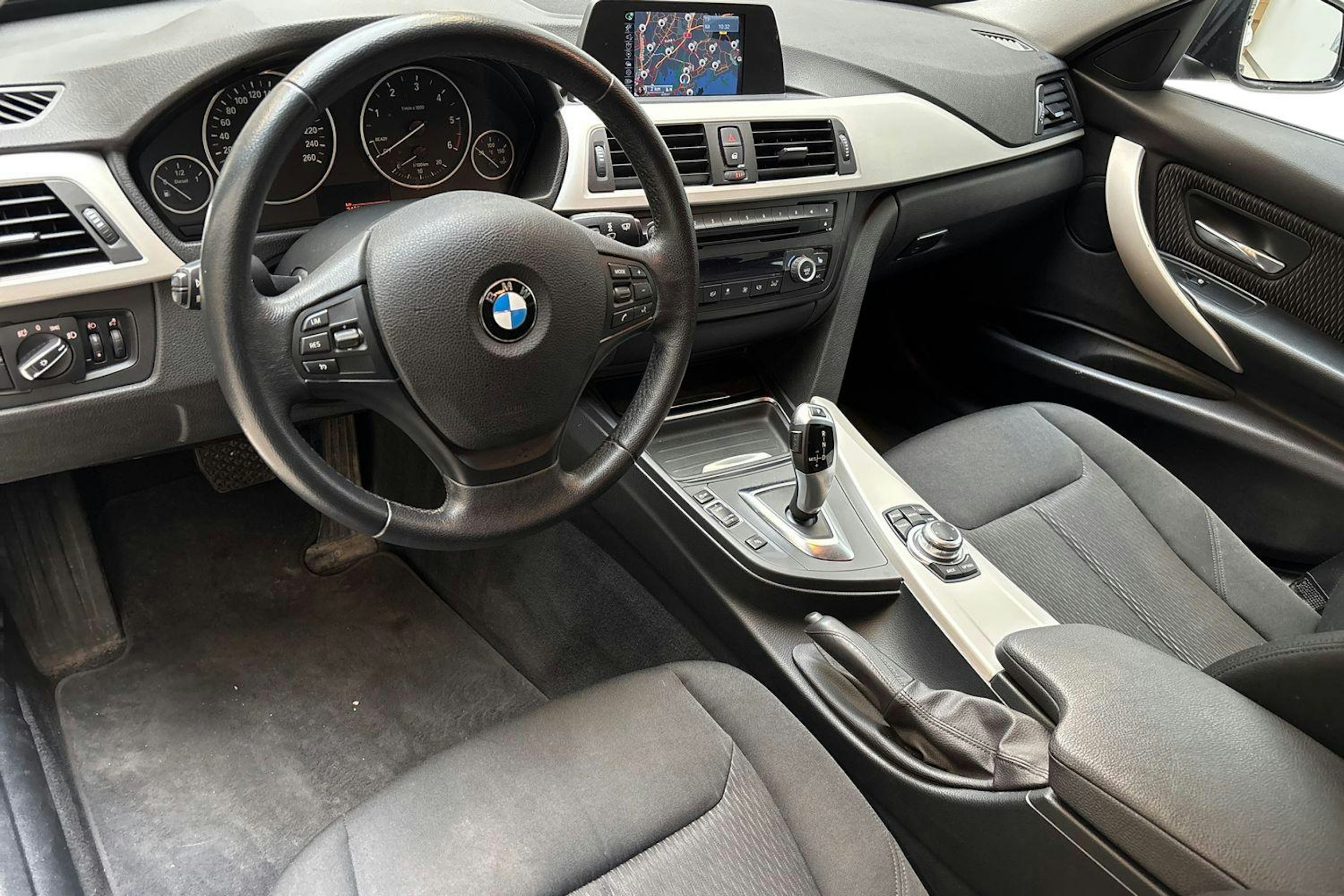 Musta BMW 318 2015 kuva 7.