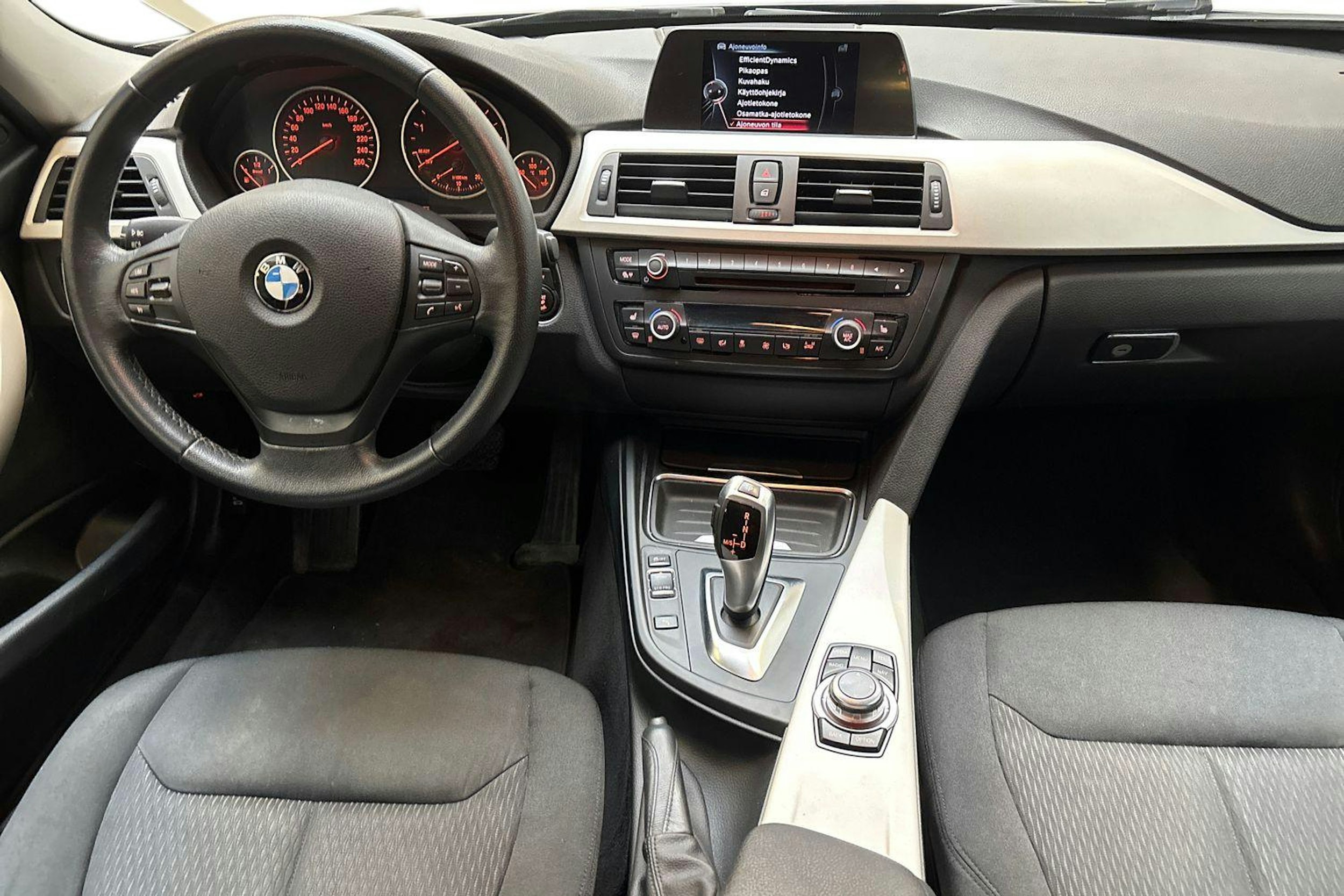 Musta BMW 318 2015 kuva 9.