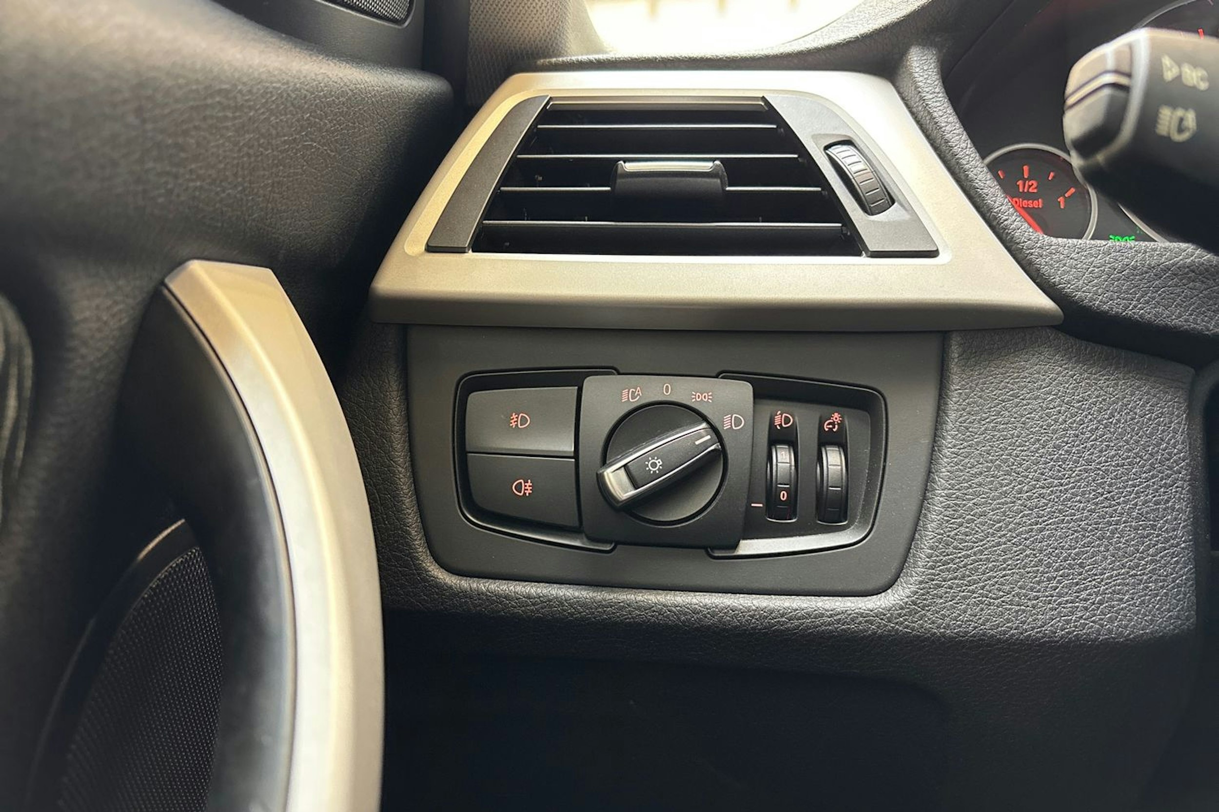 Musta BMW 318 2015 kuva 18.