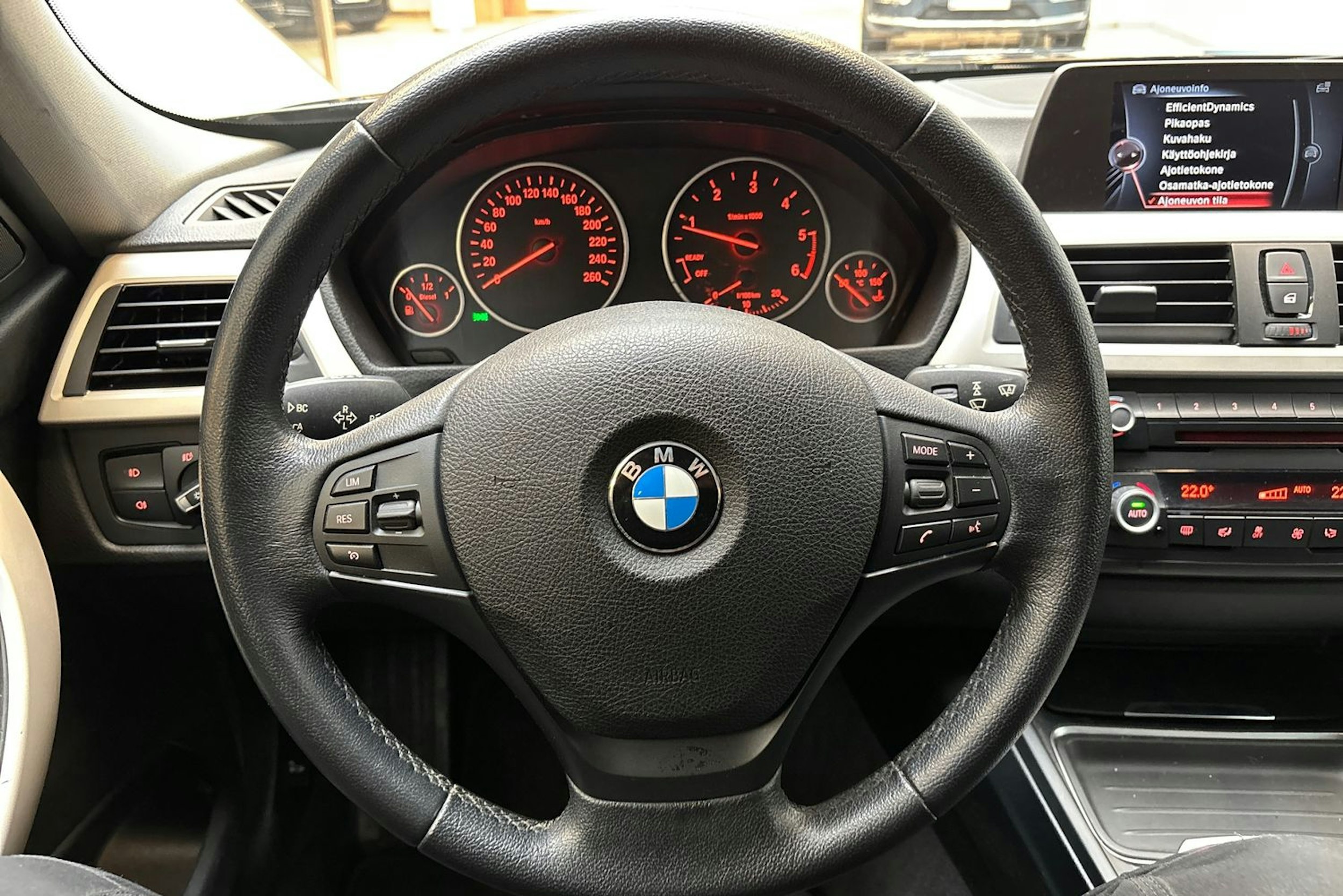 Musta BMW 318 2015 kuva 19.