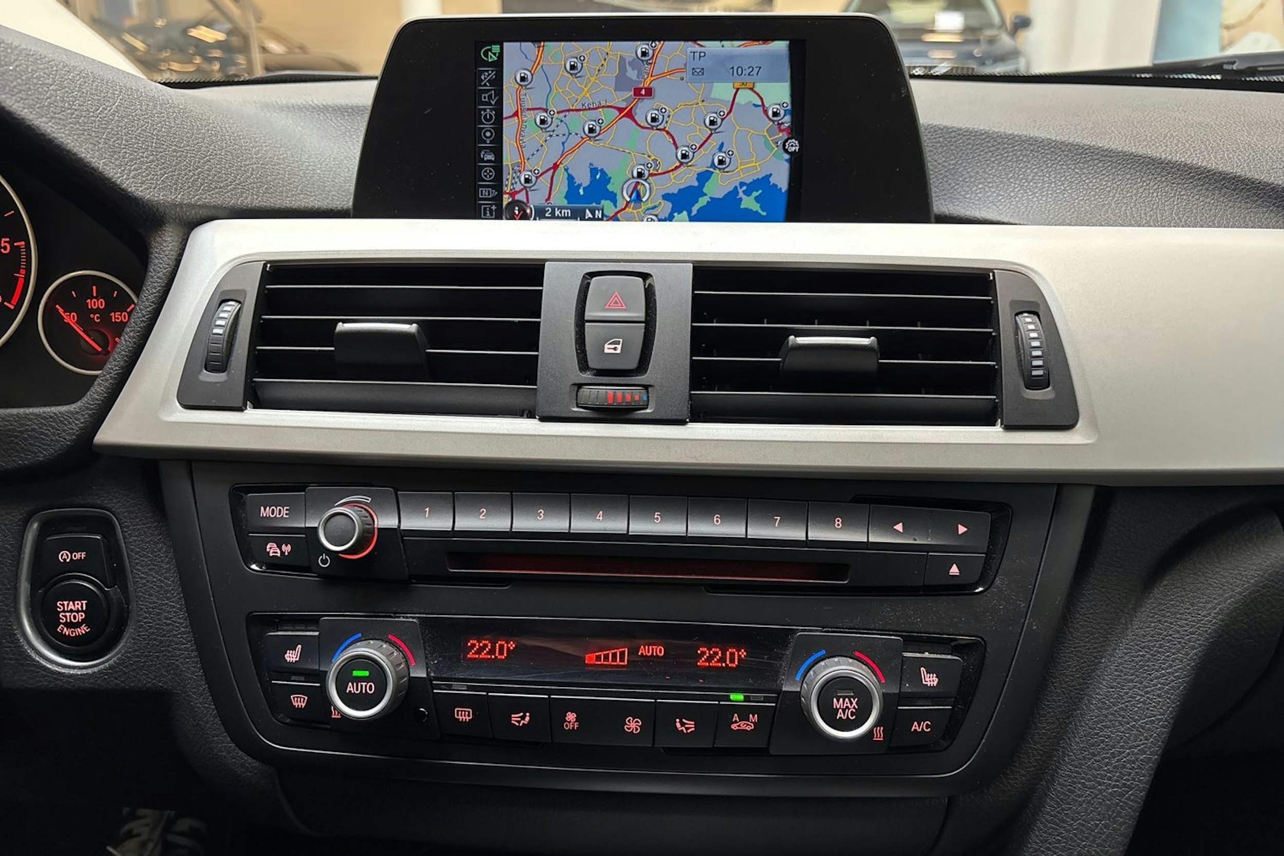 Musta BMW 318 2015 kuva 22.