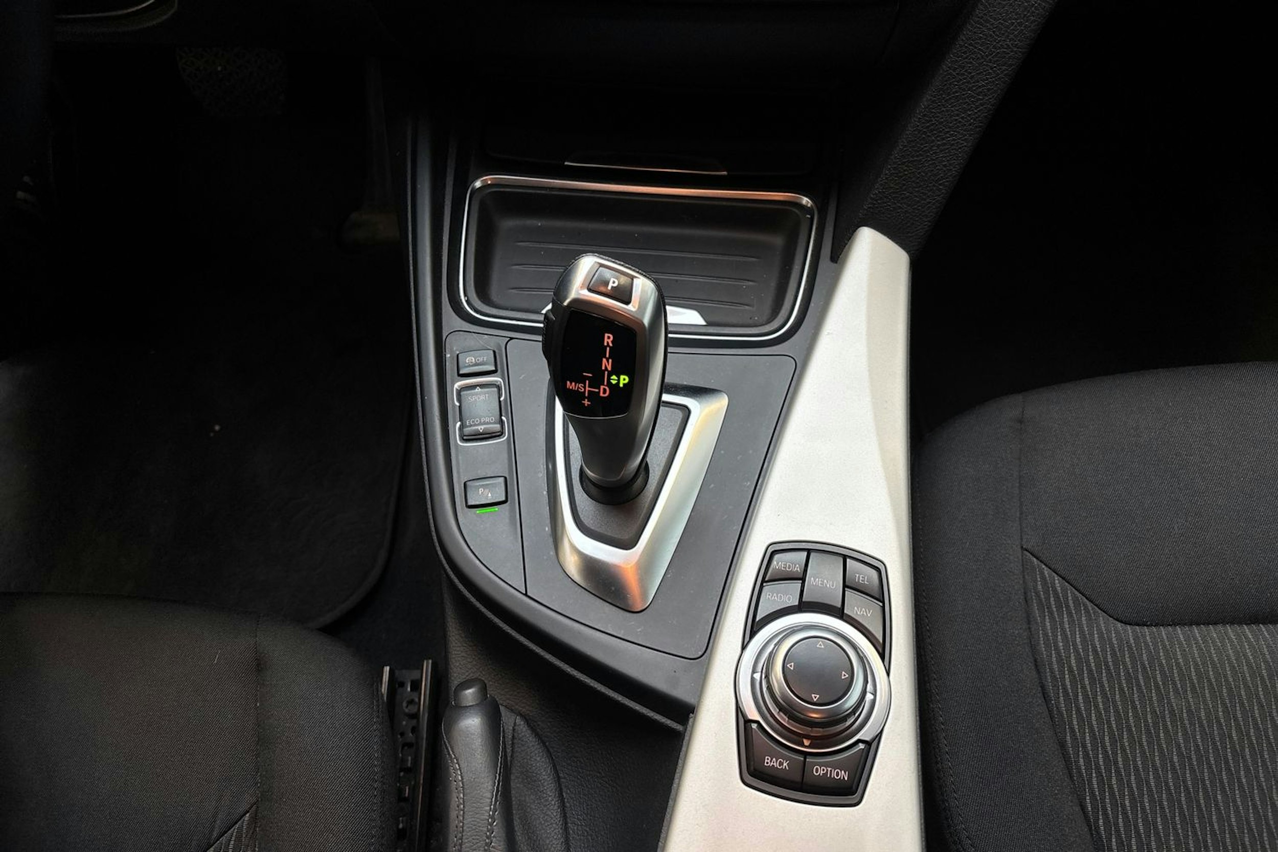 Musta BMW 318 2015 kuva 23.