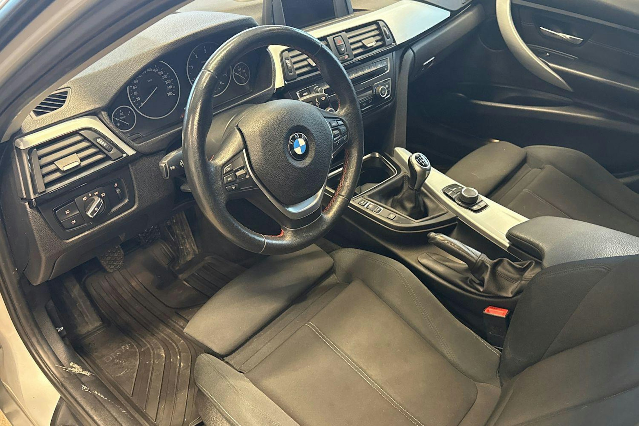 hopea BMW 318 2015 kuva 7.