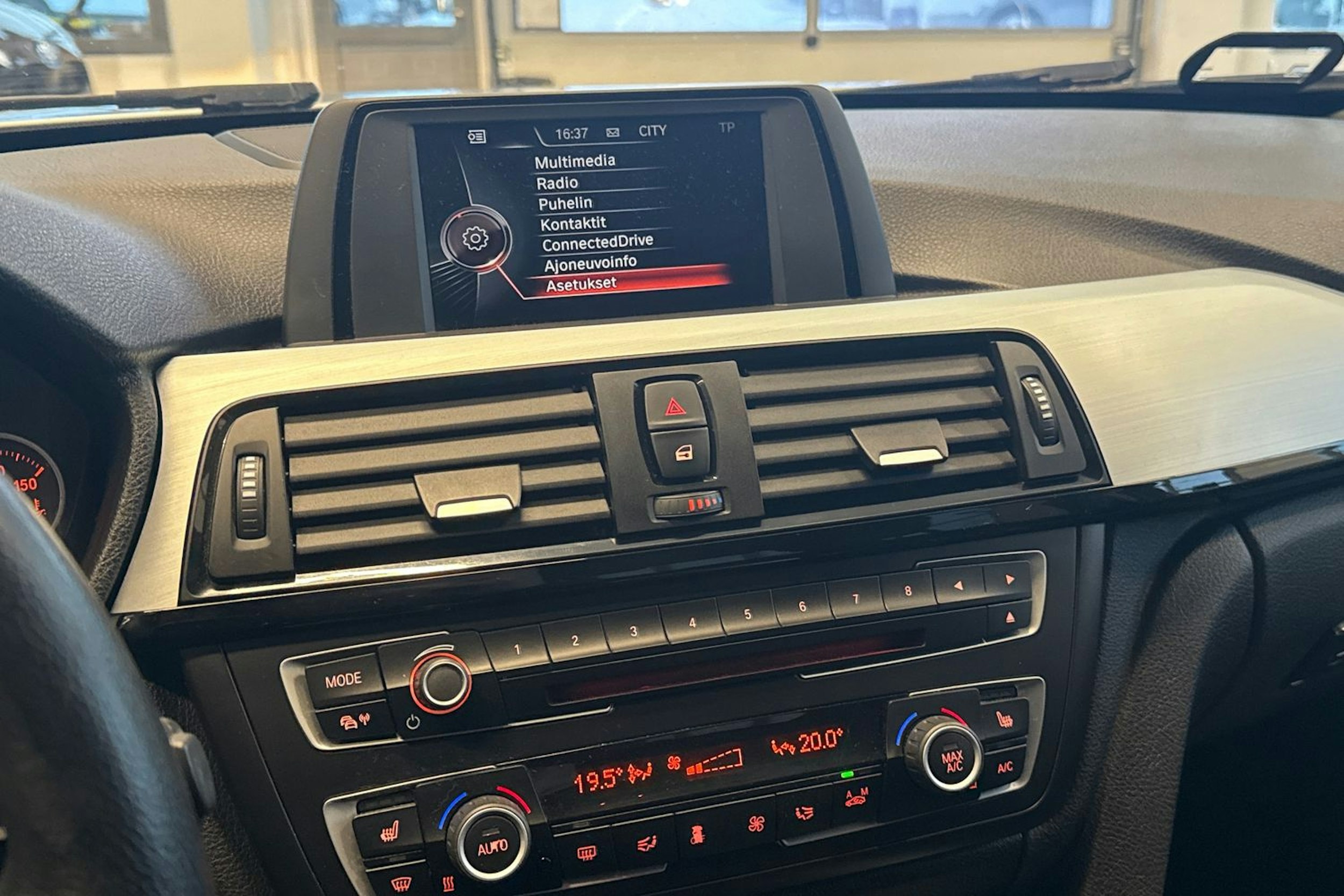 hopea BMW 318 2015 kuva 18.