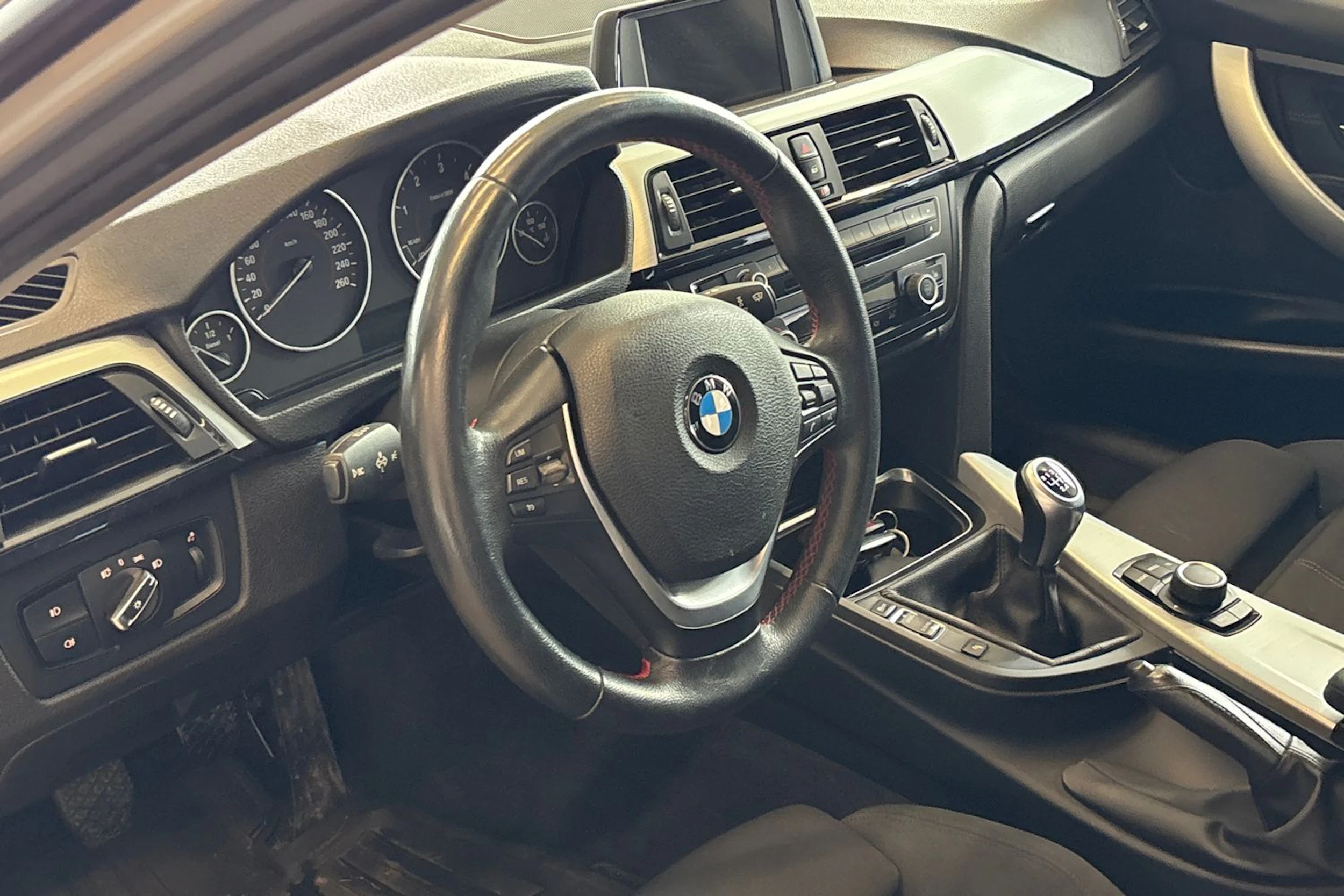 hopea BMW 318 2015 kuva 42.