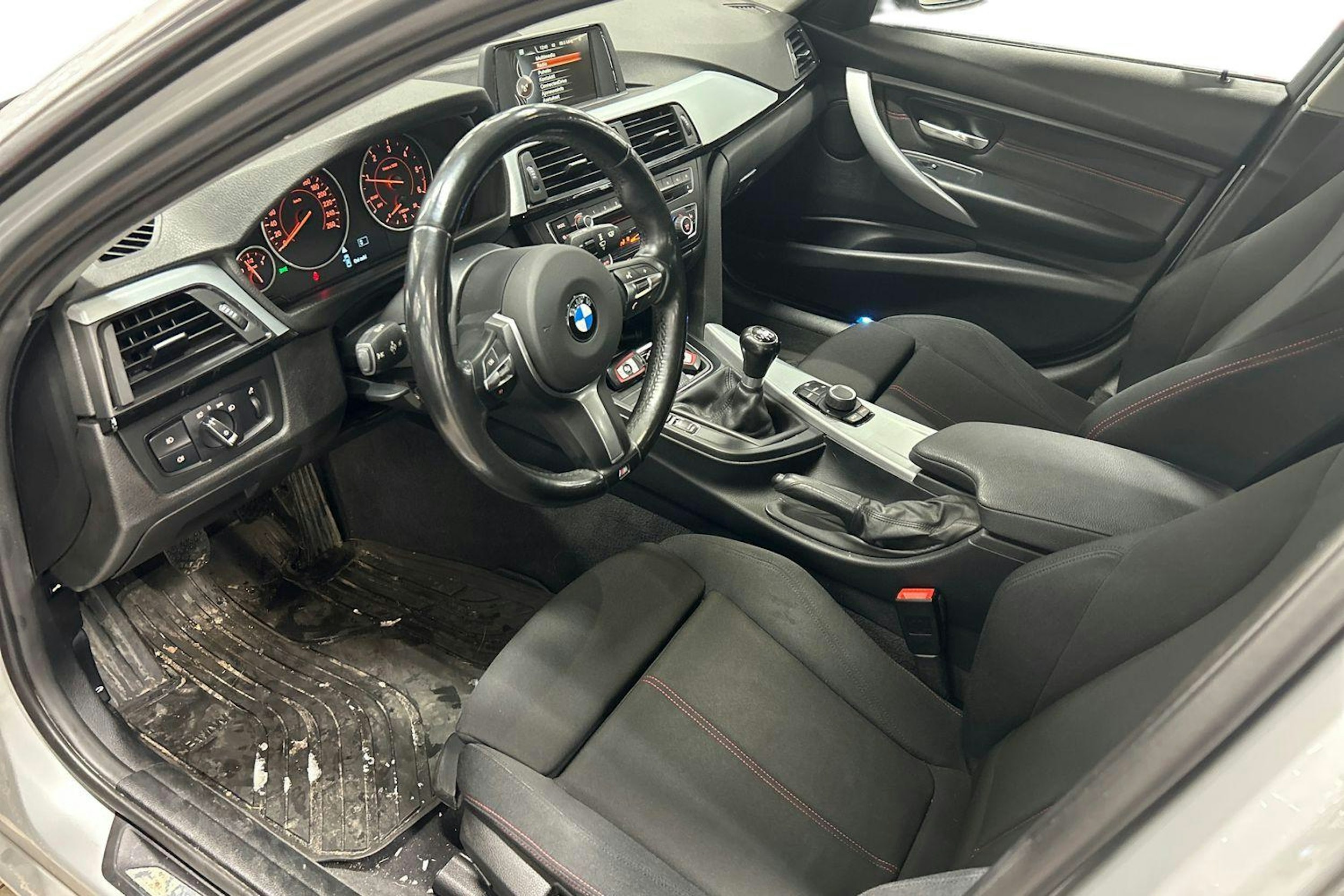 met. harmaa BMW 318 2015 kuva 3.