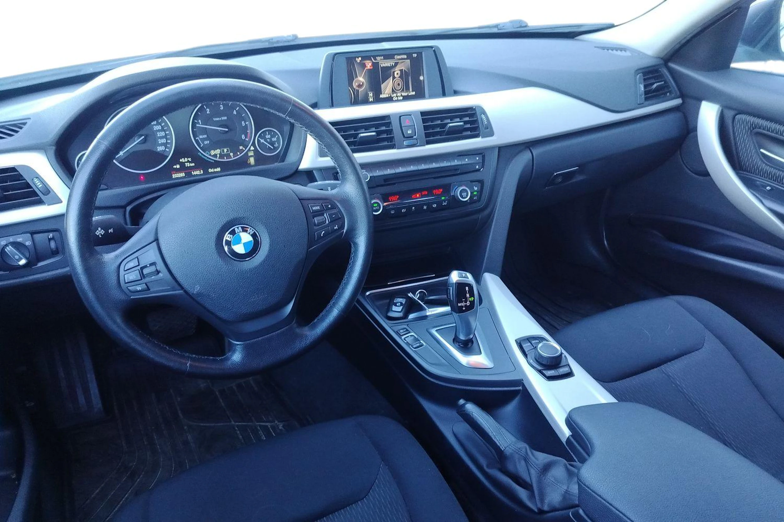 valkoinen BMW 318 2015 kuva 3.