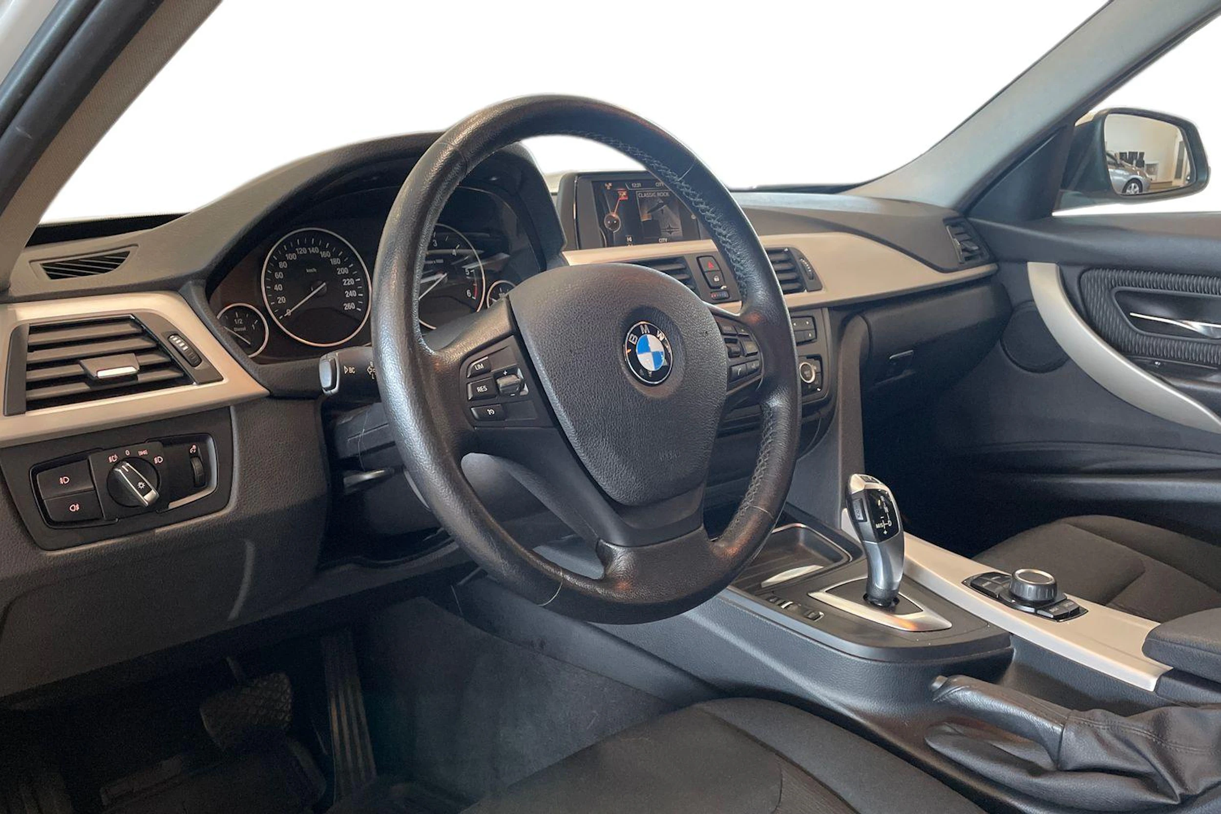 valkoinen BMW 318 2015 kuva 6.