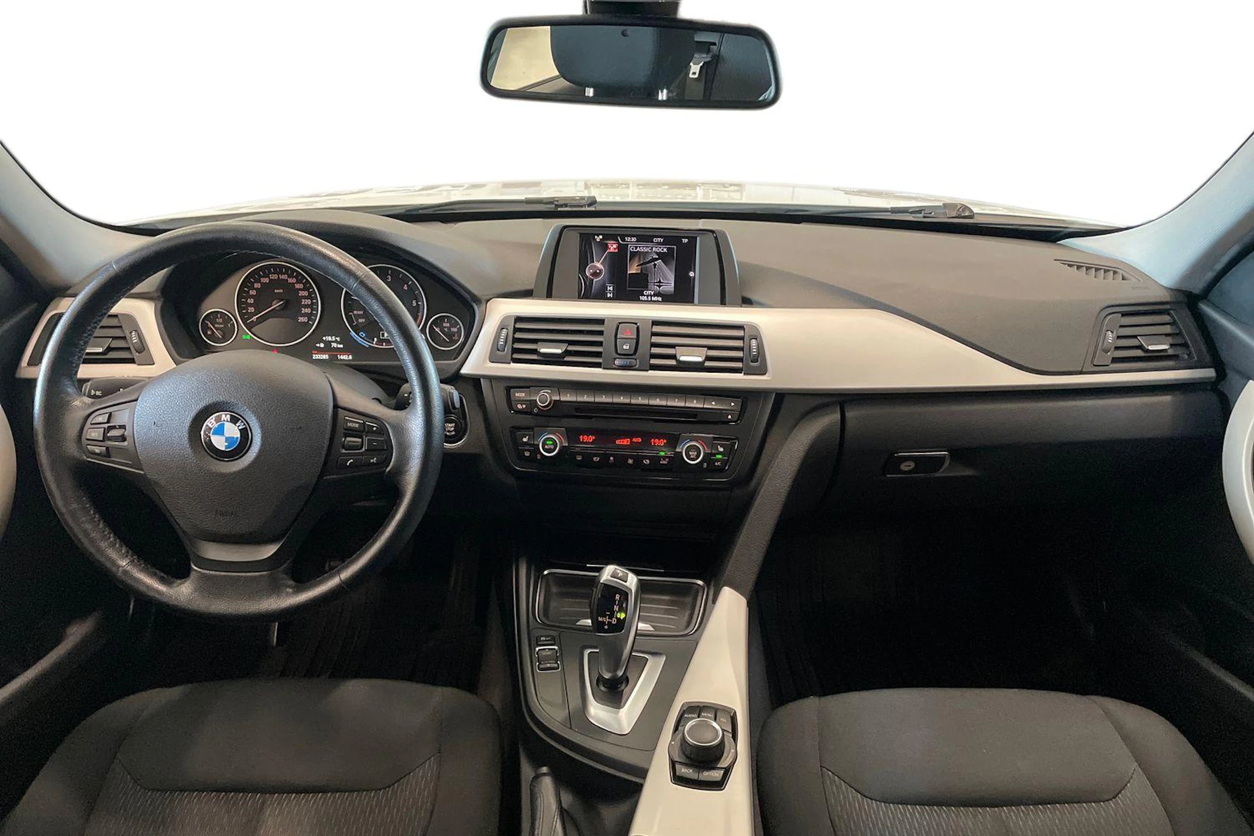 valkoinen BMW 318 2015 kuva 7.