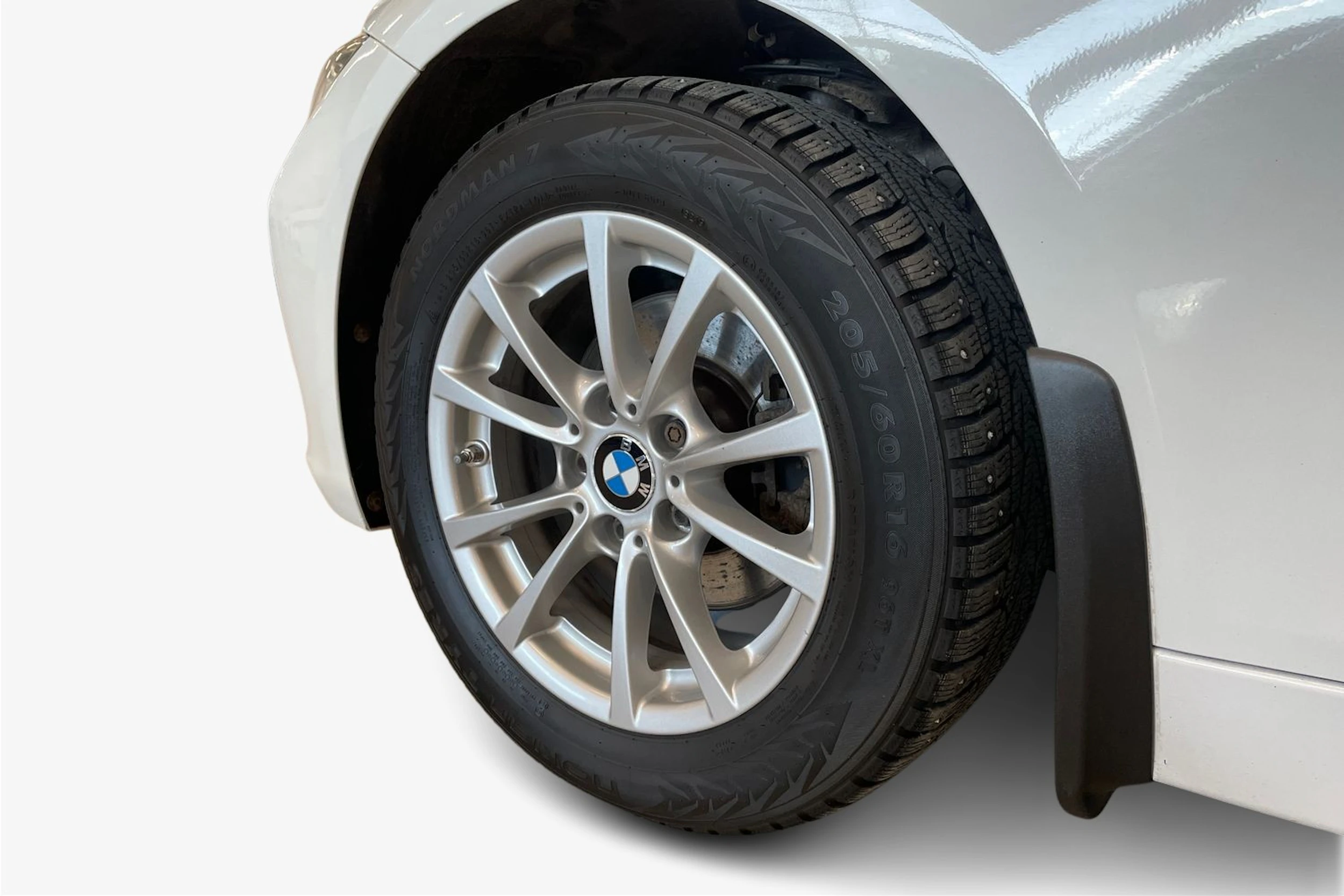 valkoinen BMW 318 2015 kuva 9.