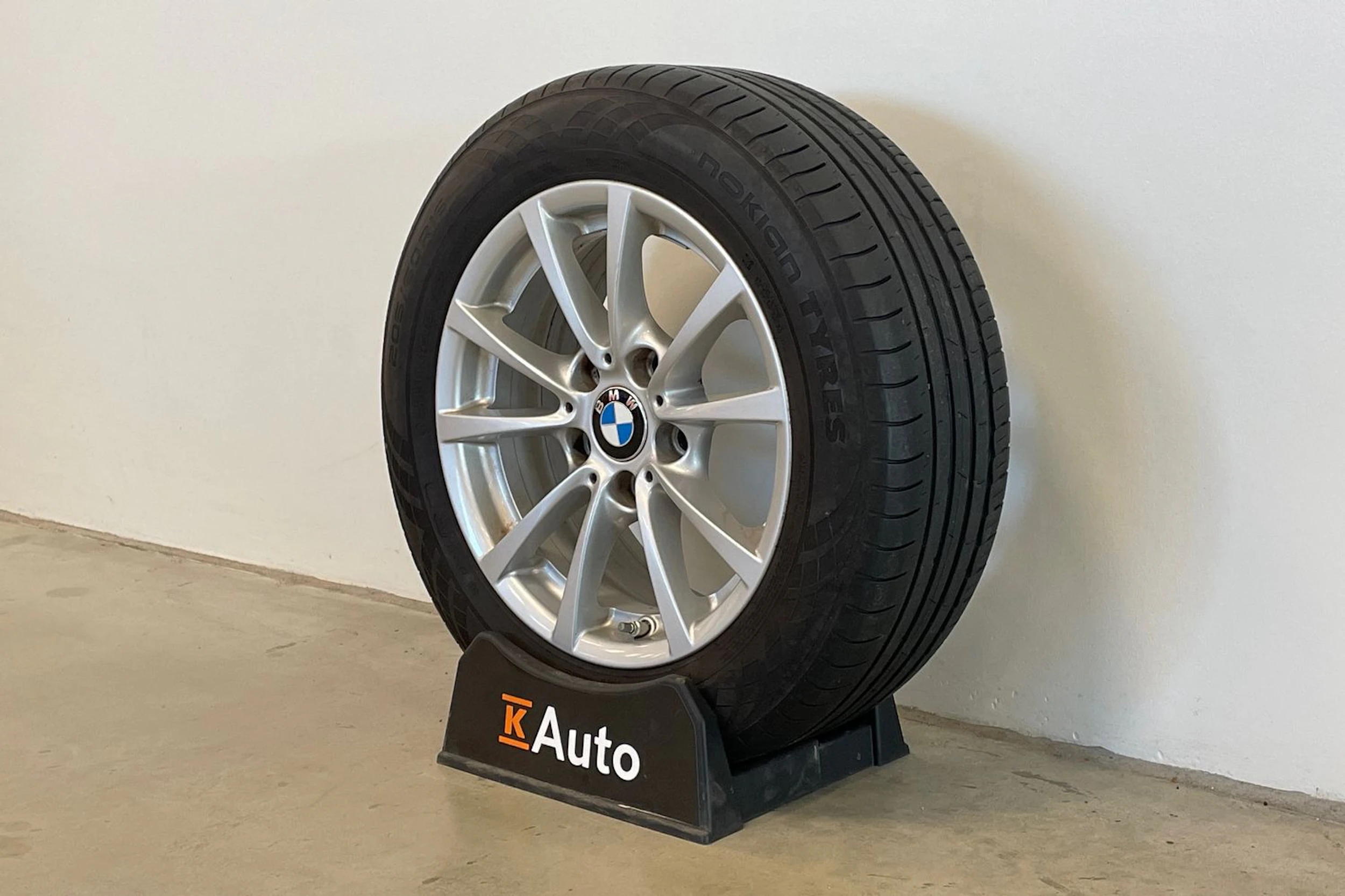 valkoinen BMW 318 2015 kuva 10.