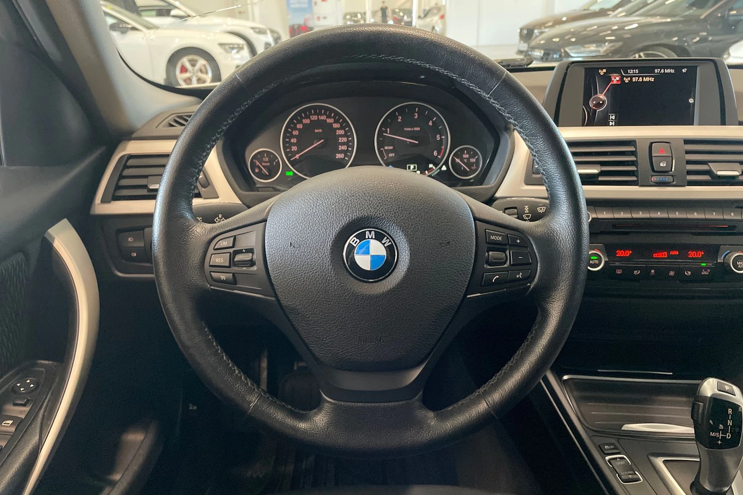 valkoinen BMW 318 2015 kuva 12.