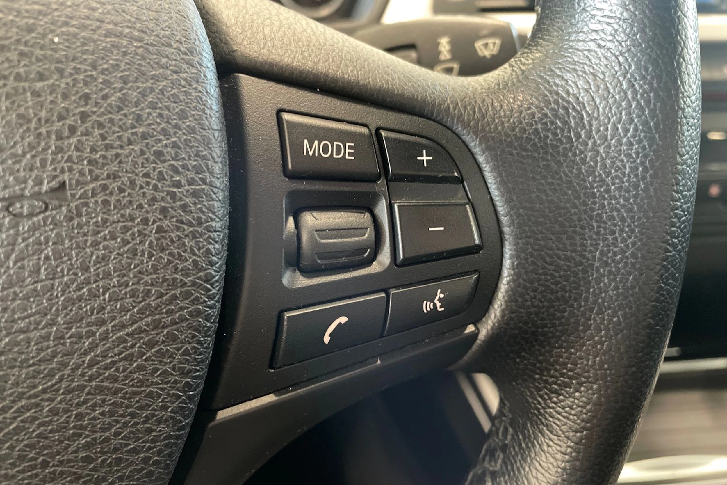 valkoinen BMW 318 2015 kuva 13.