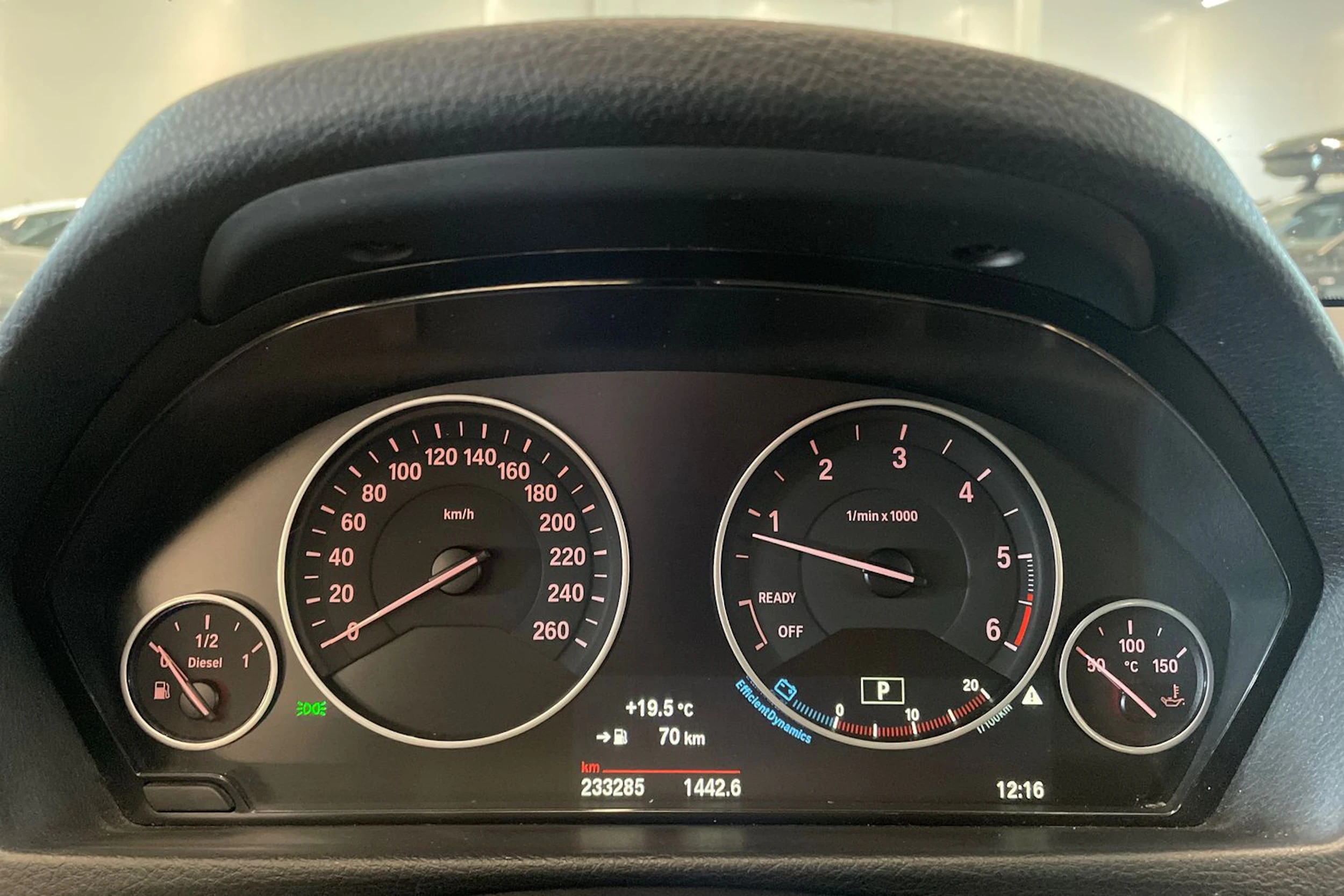 valkoinen BMW 318 2015 kuva 16.