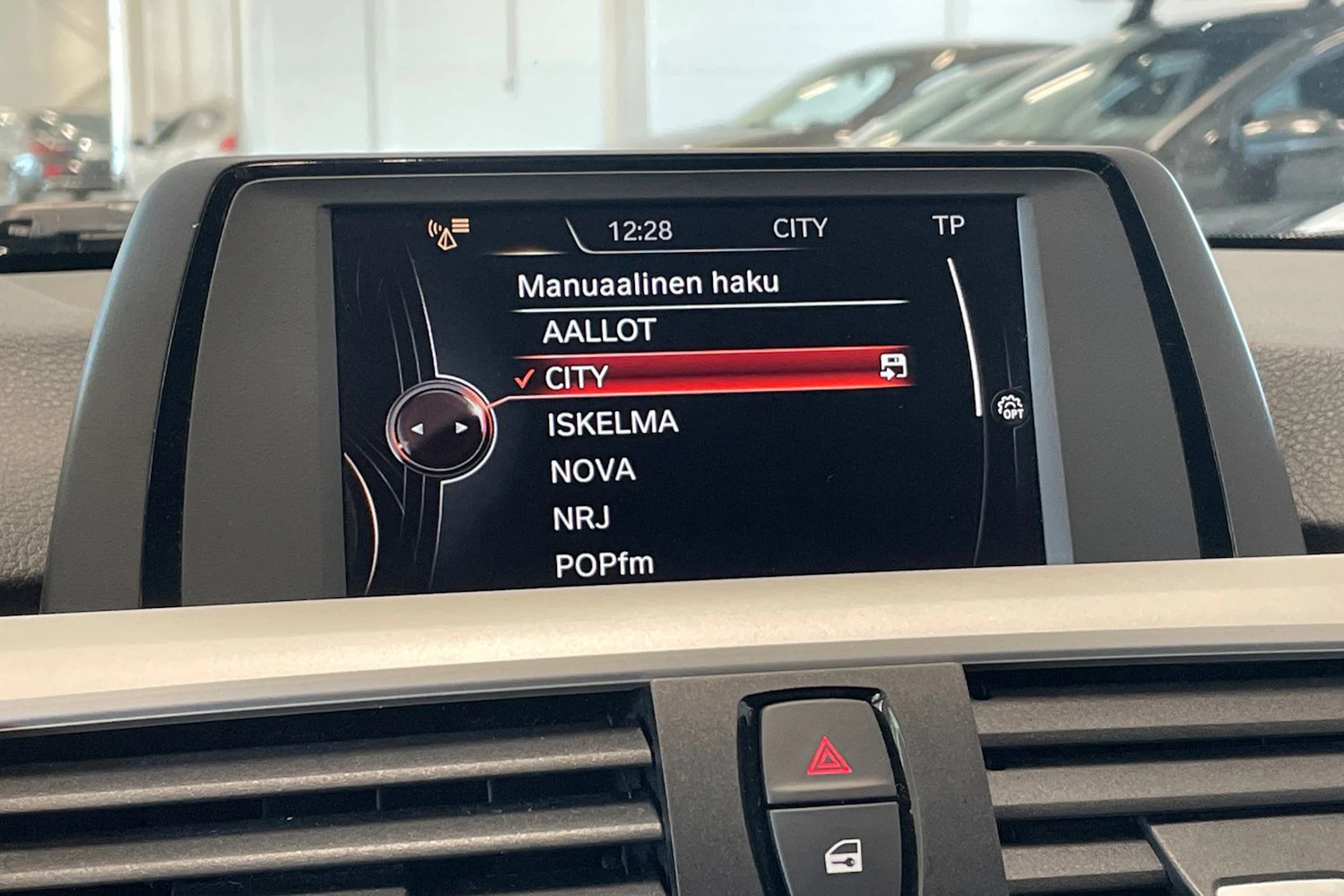 valkoinen BMW 318 2015 kuva 17.