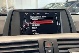 valkoinen BMW 318 2015 kuva 17.