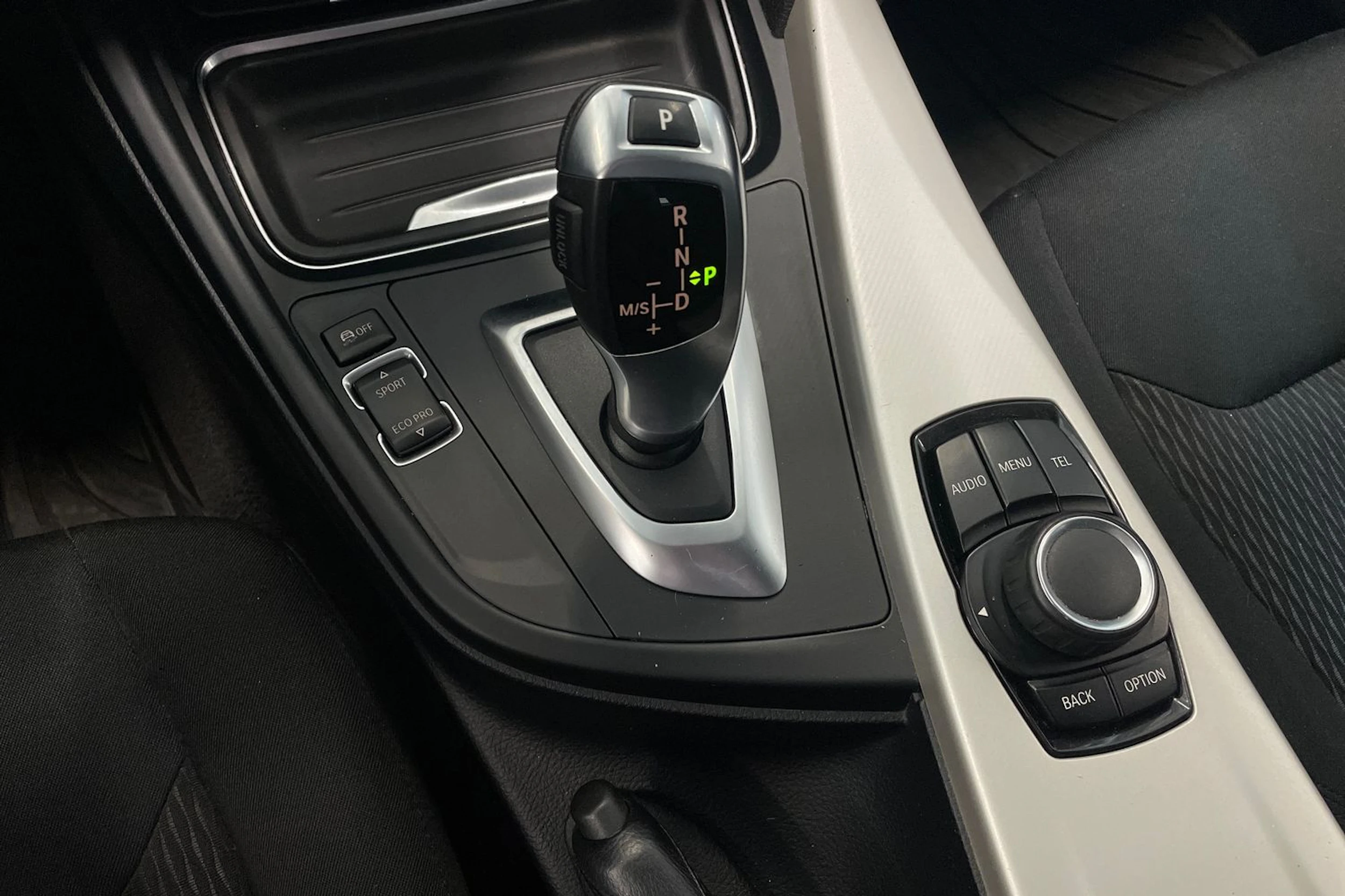 valkoinen BMW 318 2015 kuva 26.