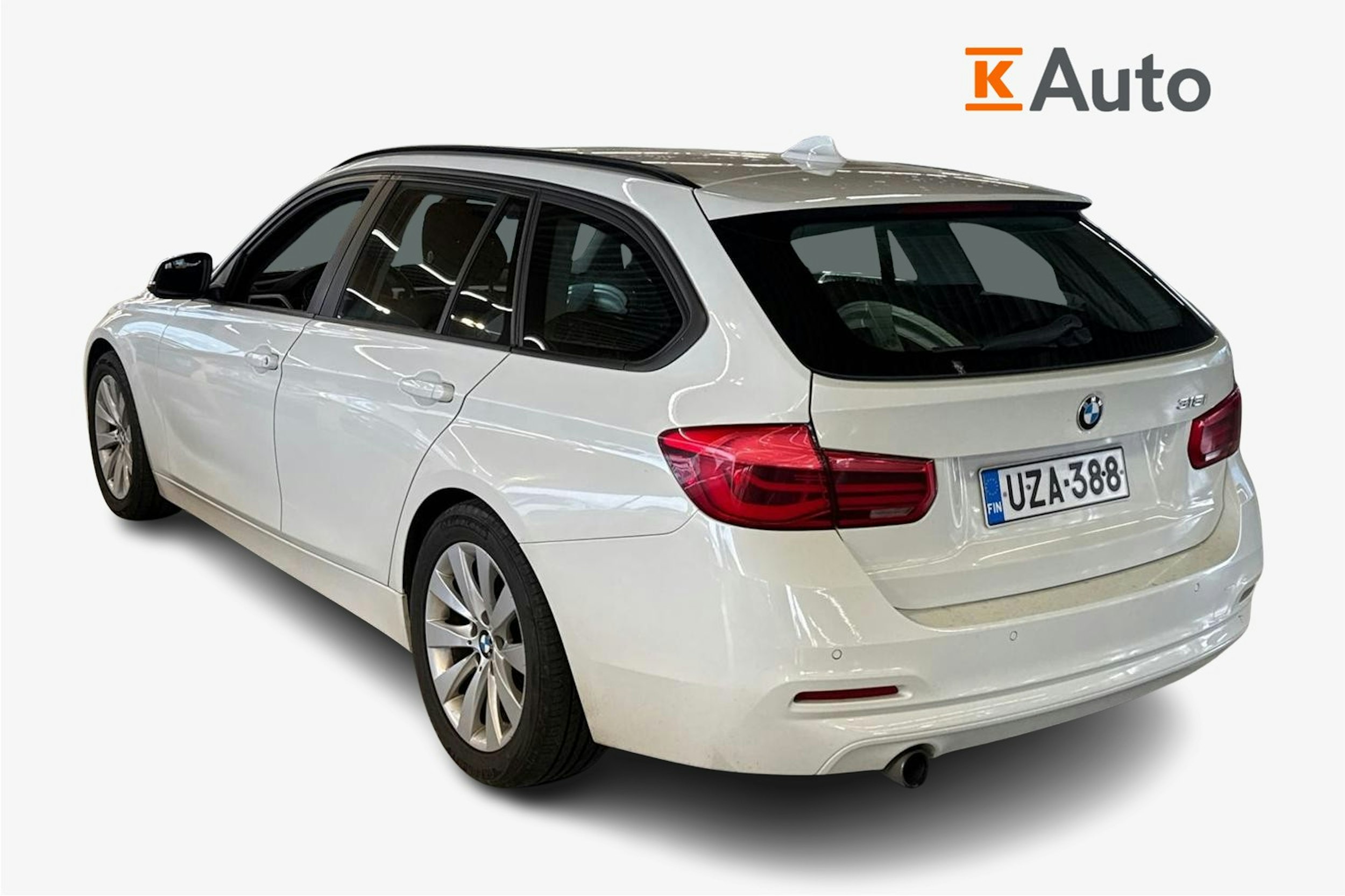 valkoinen BMW 318 2015 kuva 2.