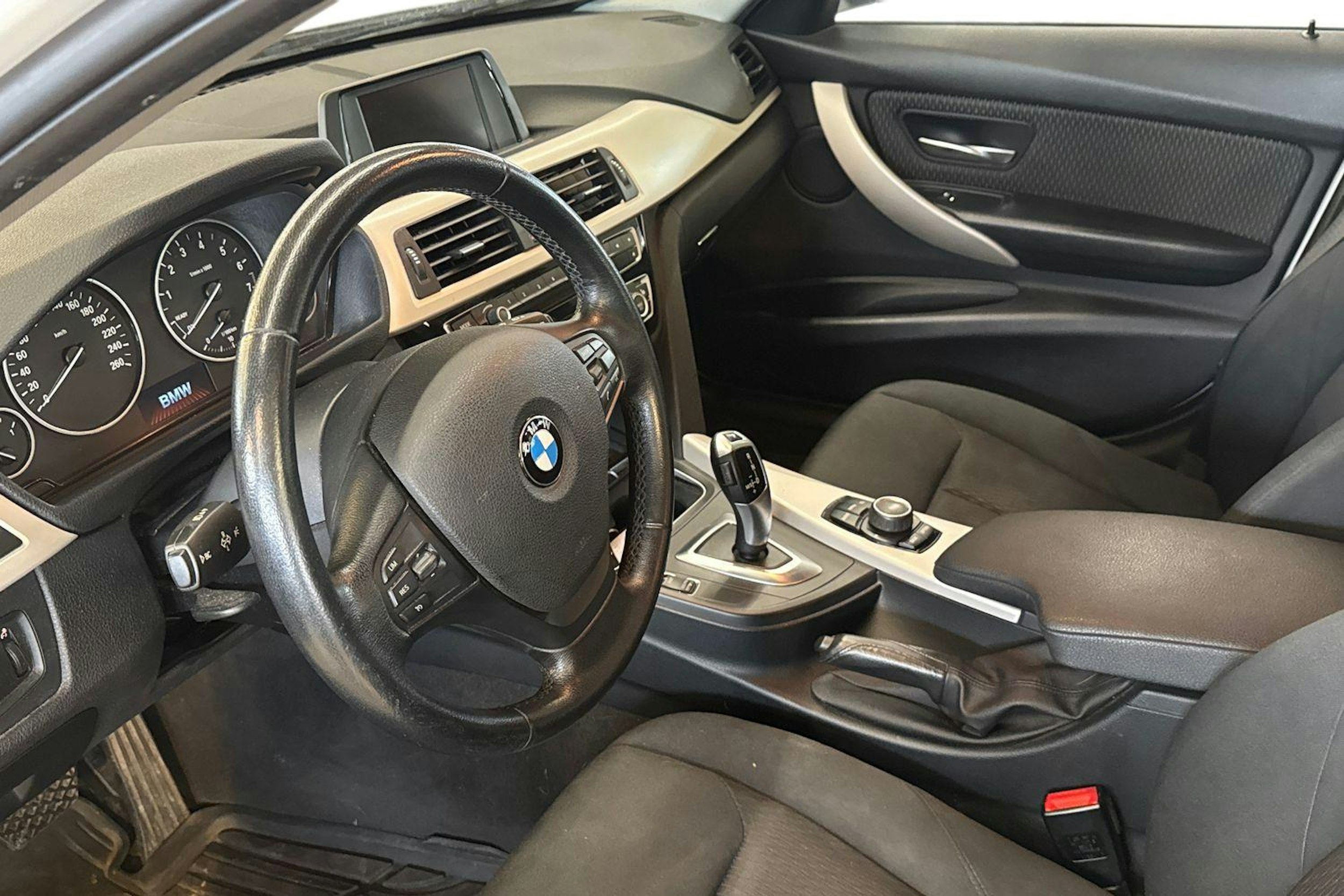 valkoinen BMW 318 2015 kuva 3.