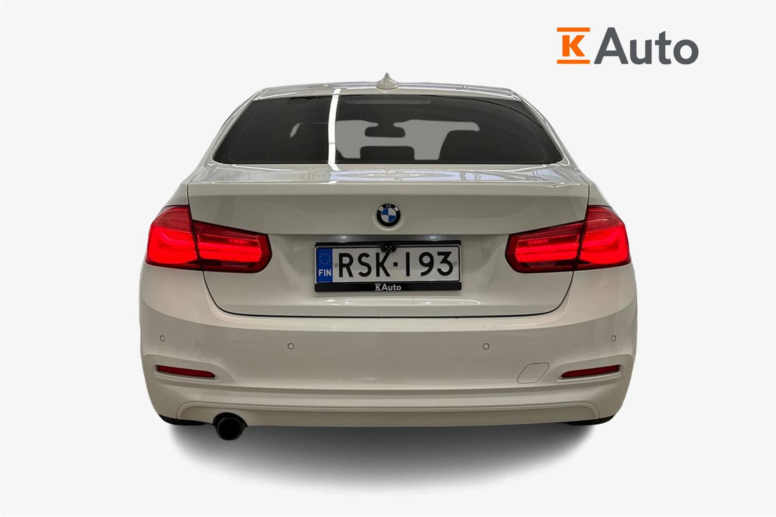Valkoinen BMW 318 2016 kuva 4.