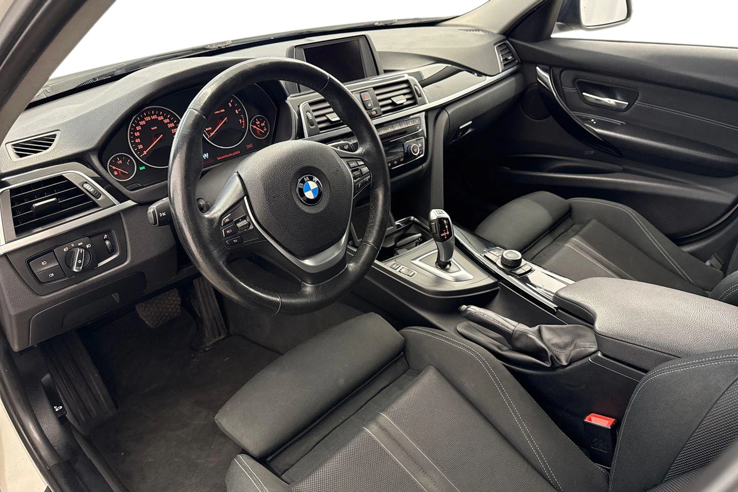 Valkoinen BMW 318 2016 kuva 8.