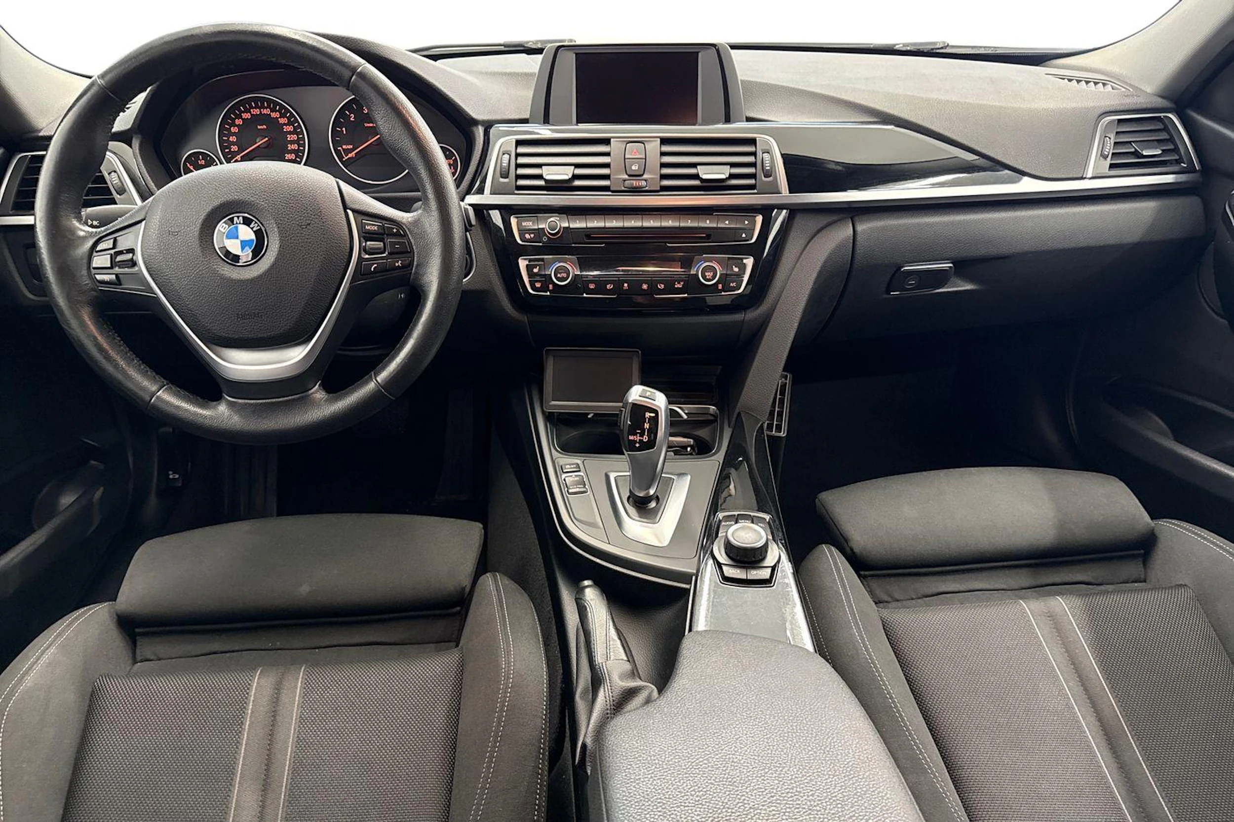 Valkoinen BMW 318 2016 kuva 9.