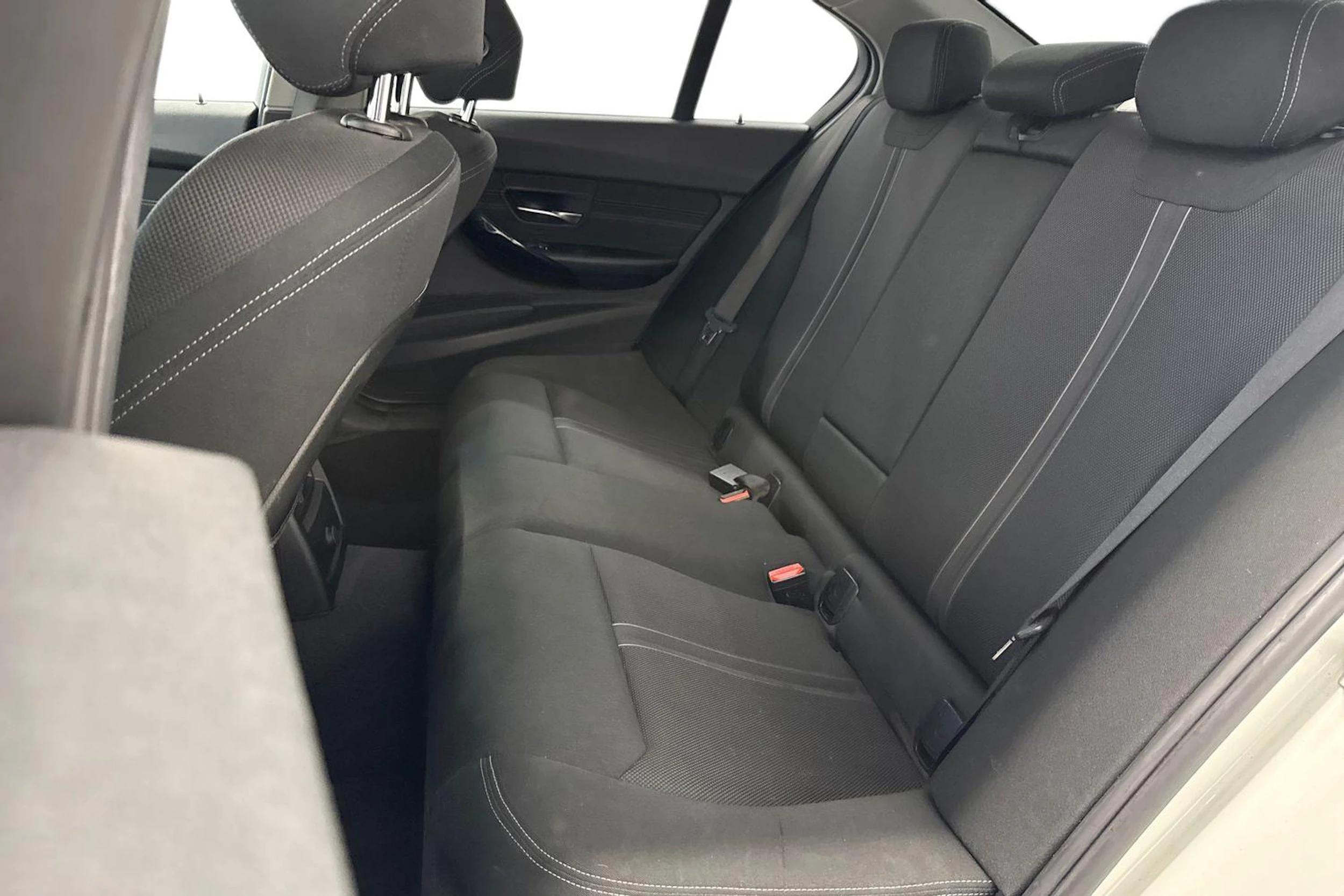 Valkoinen BMW 318 2016 kuva 11.