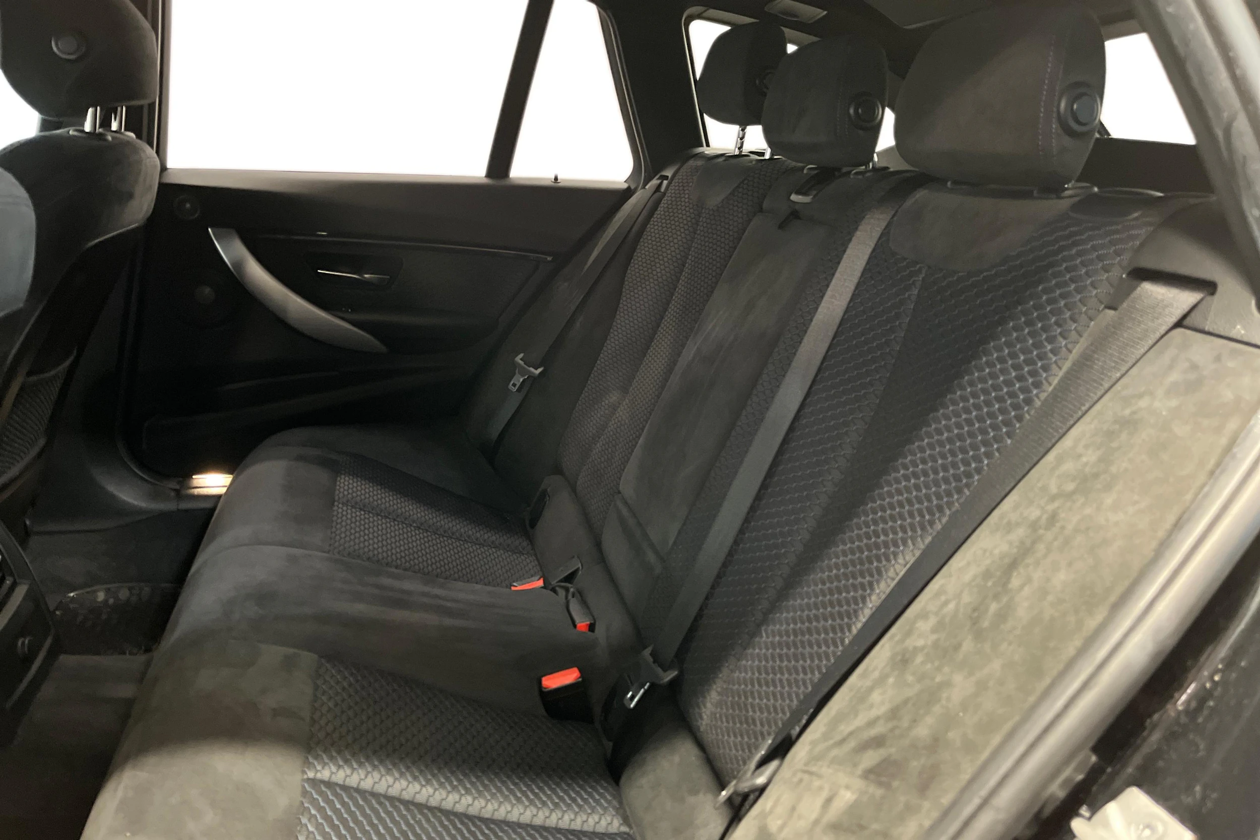 Musta BMW 318 2016 kuva 8.