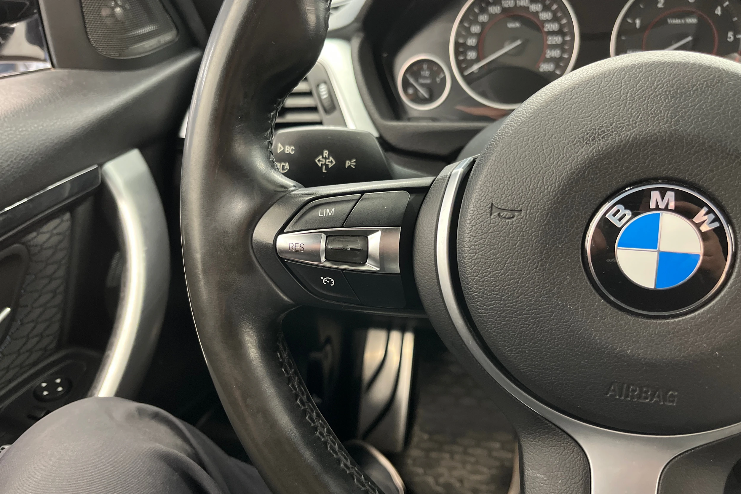 Musta BMW 318 2016 kuva 12.