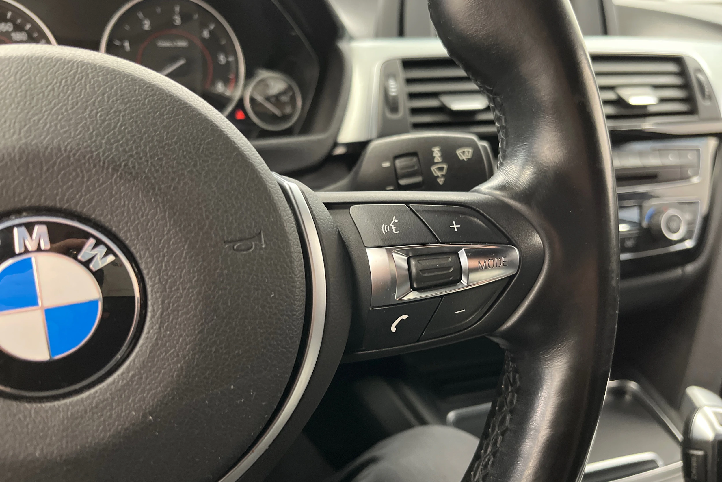 Musta BMW 318 2016 kuva 13.