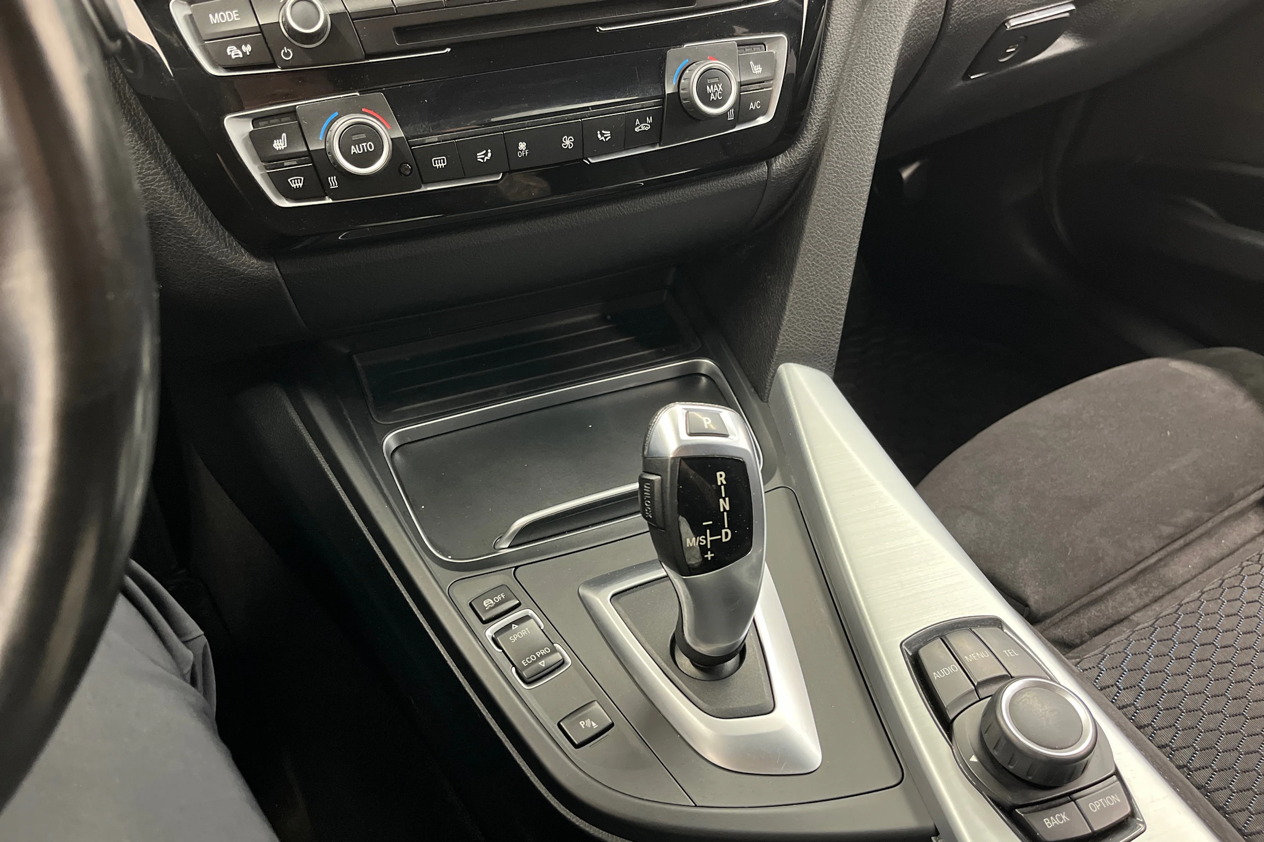 Musta BMW 318 2016 kuva 15.