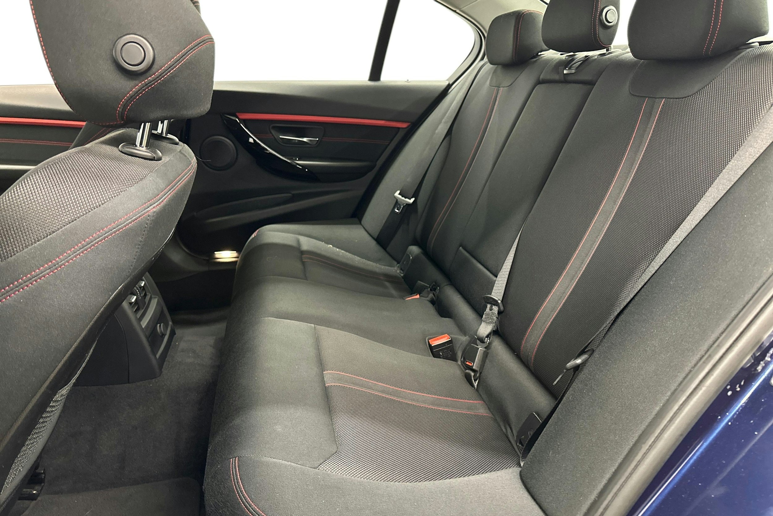 met. sininen BMW 318 2016 kuva 11.