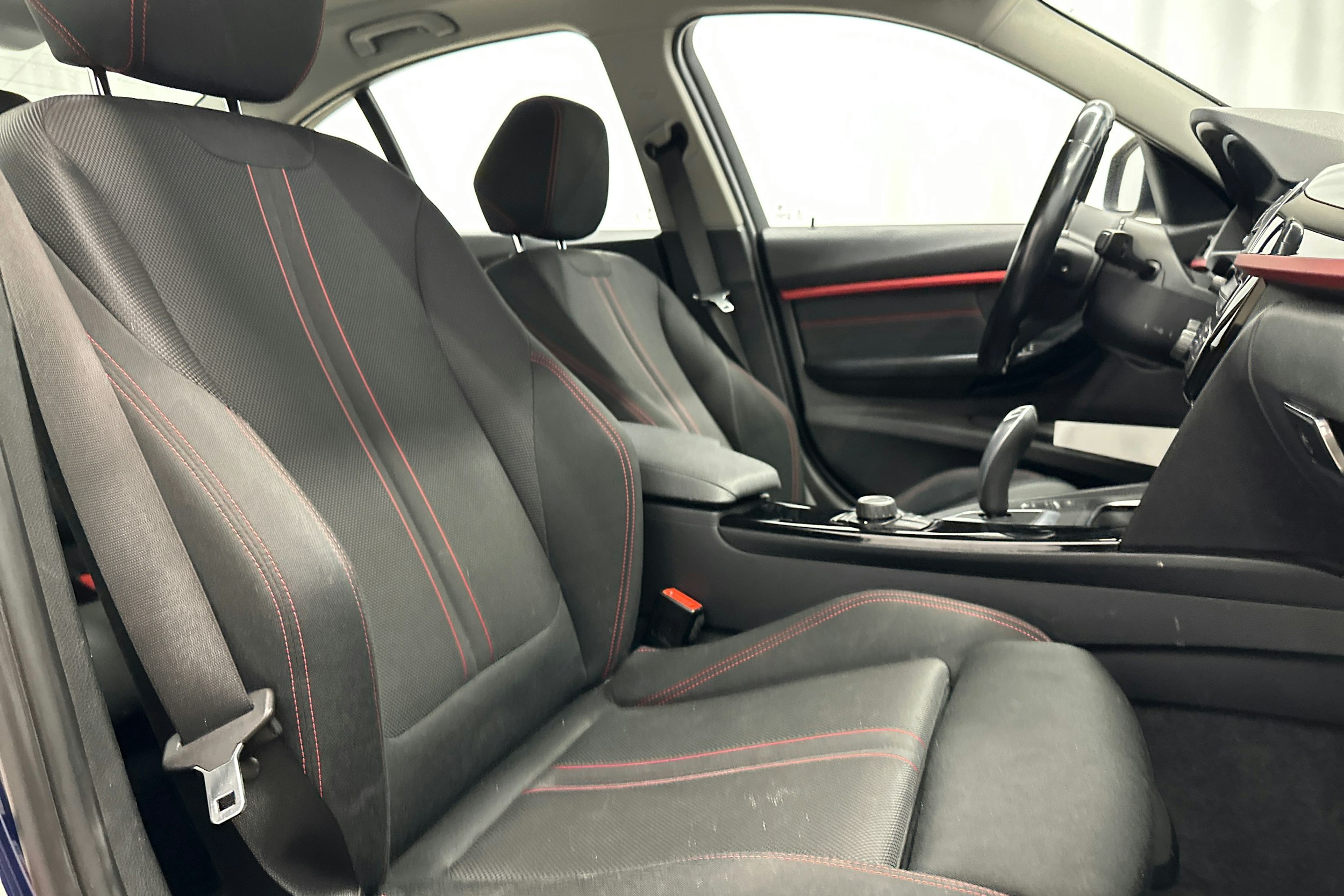 met. sininen BMW 318 2016 kuva 15.