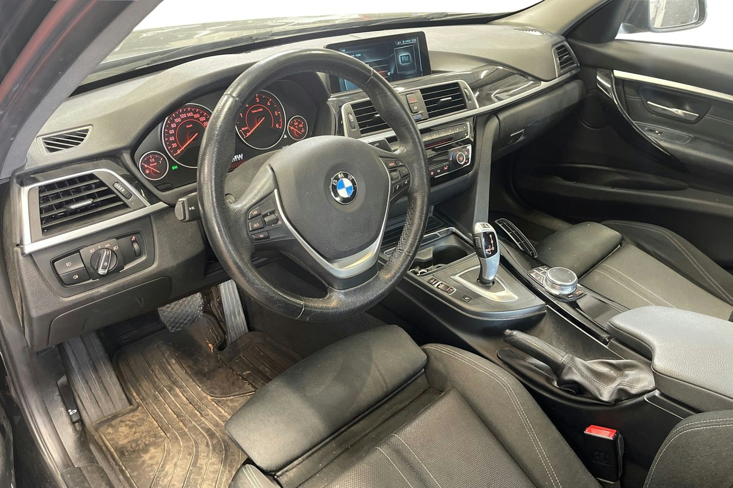musta BMW 318 2017 kuva 3.