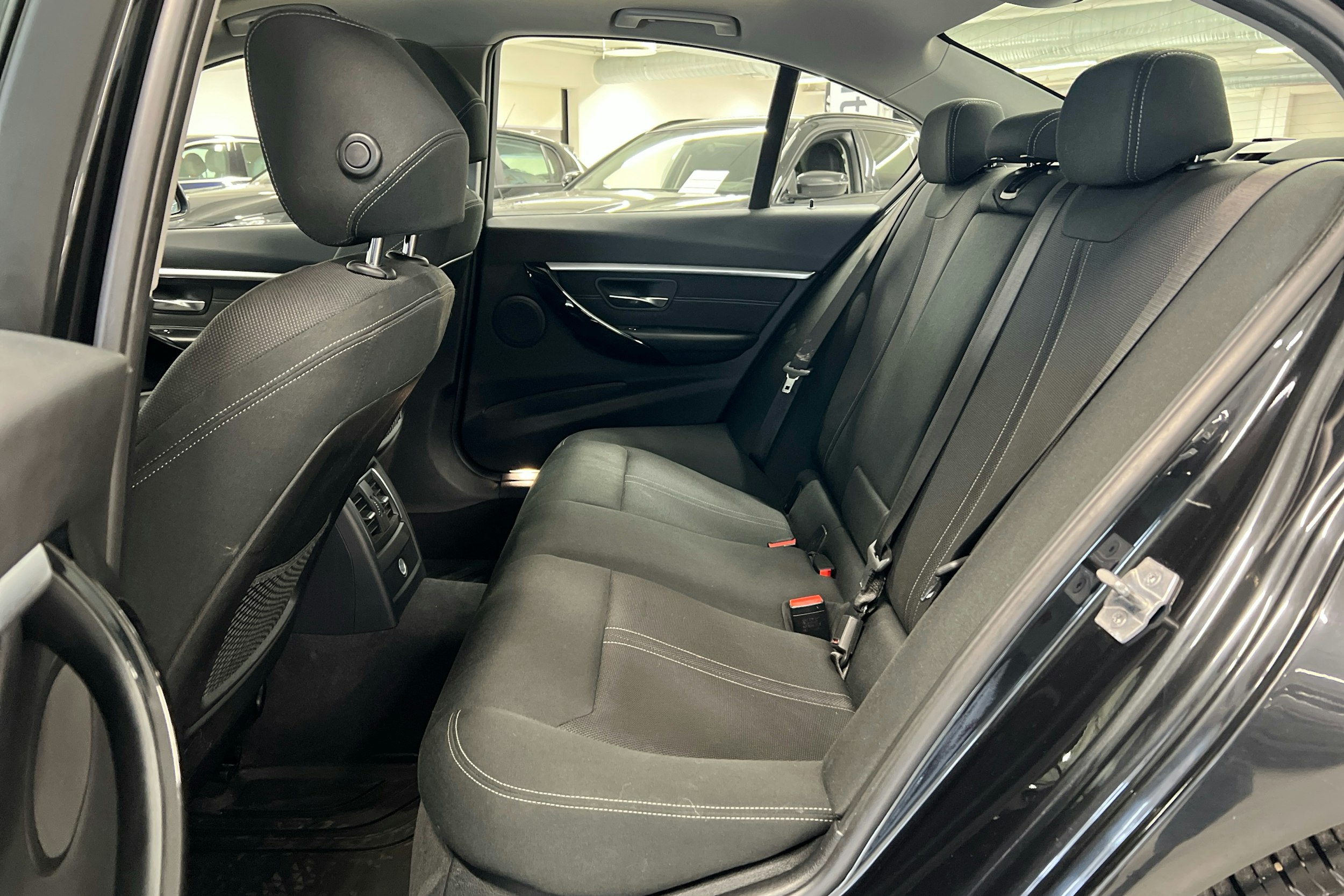 musta BMW 318 2017 kuva 8.