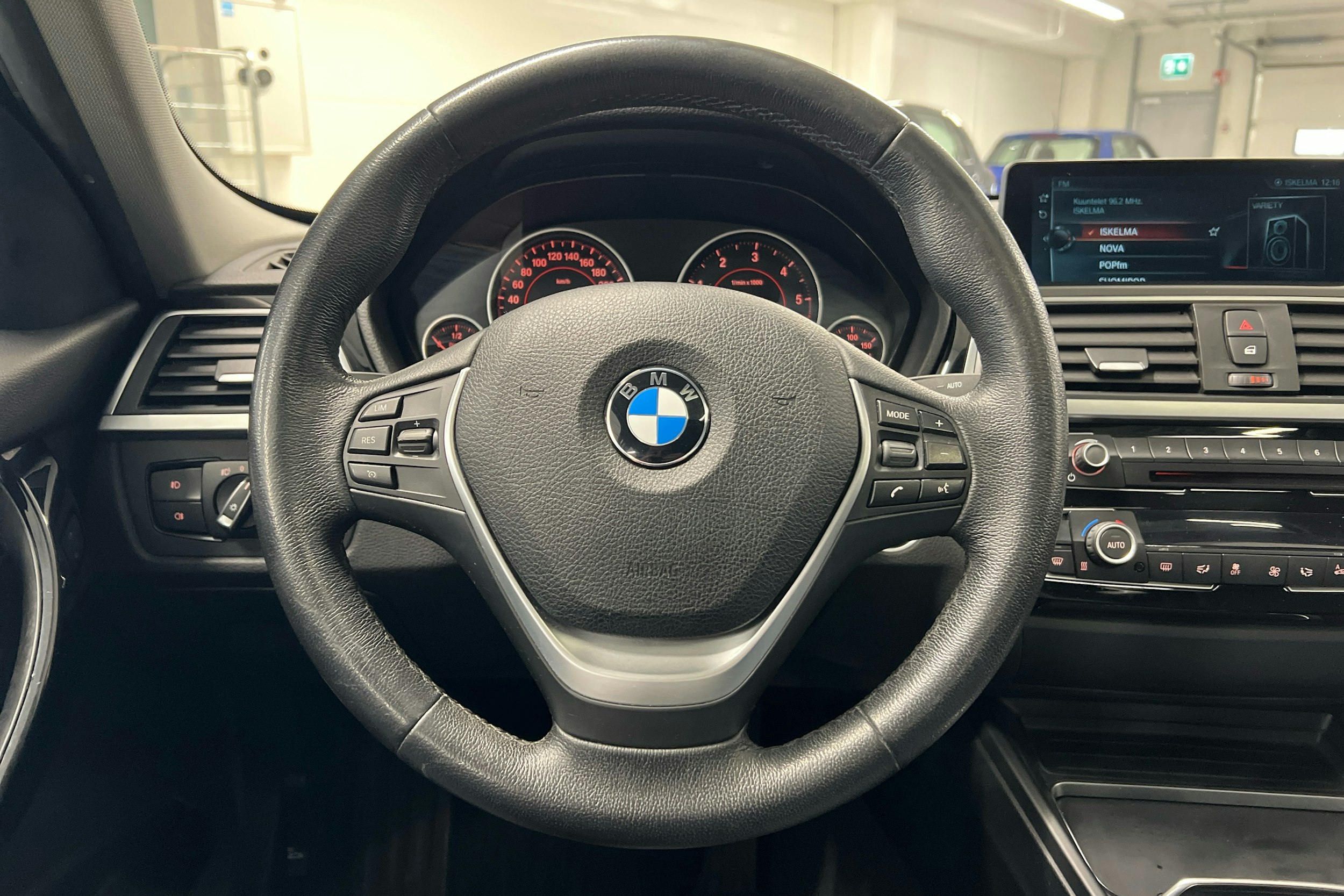 musta BMW 318 2017 kuva 11.