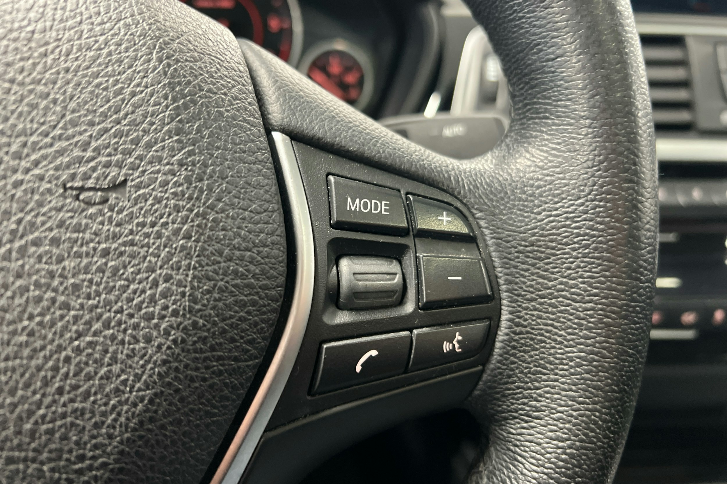 musta BMW 318 2017 kuva 13.