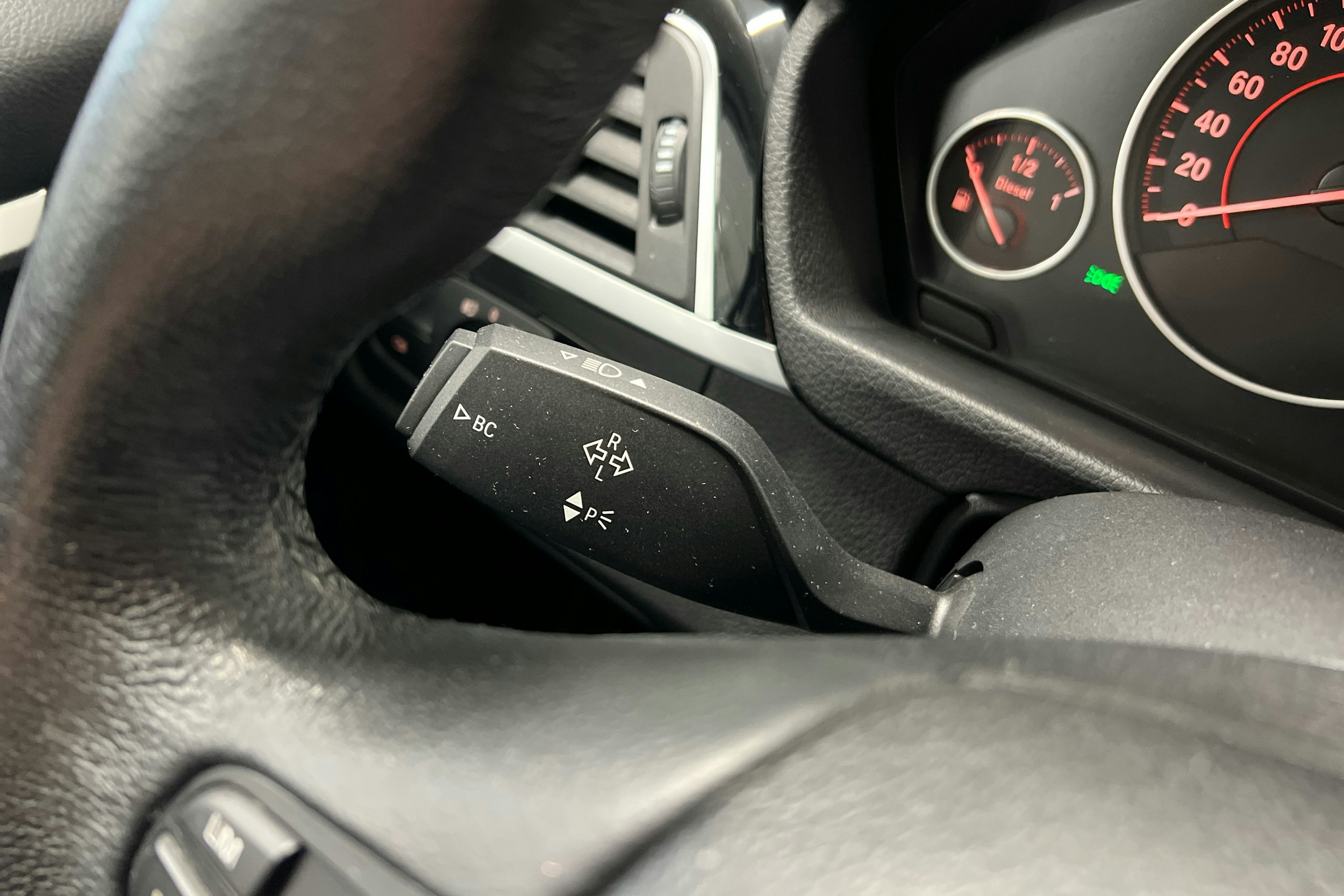 musta BMW 318 2017 kuva 14.