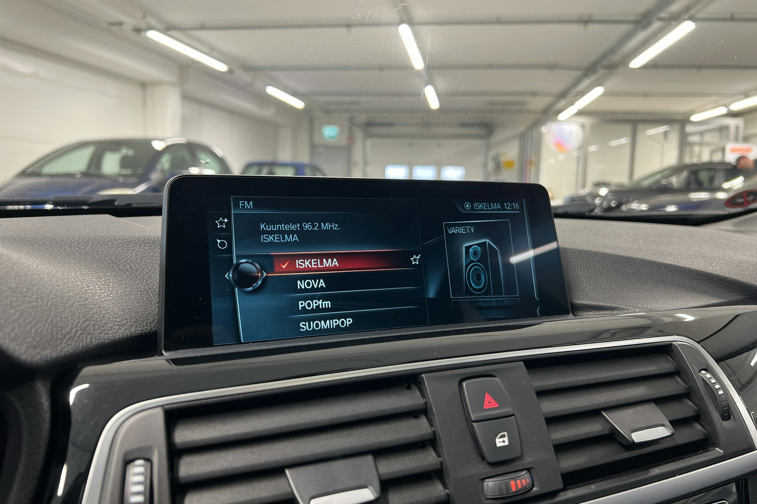 musta BMW 318 2017 kuva 16.