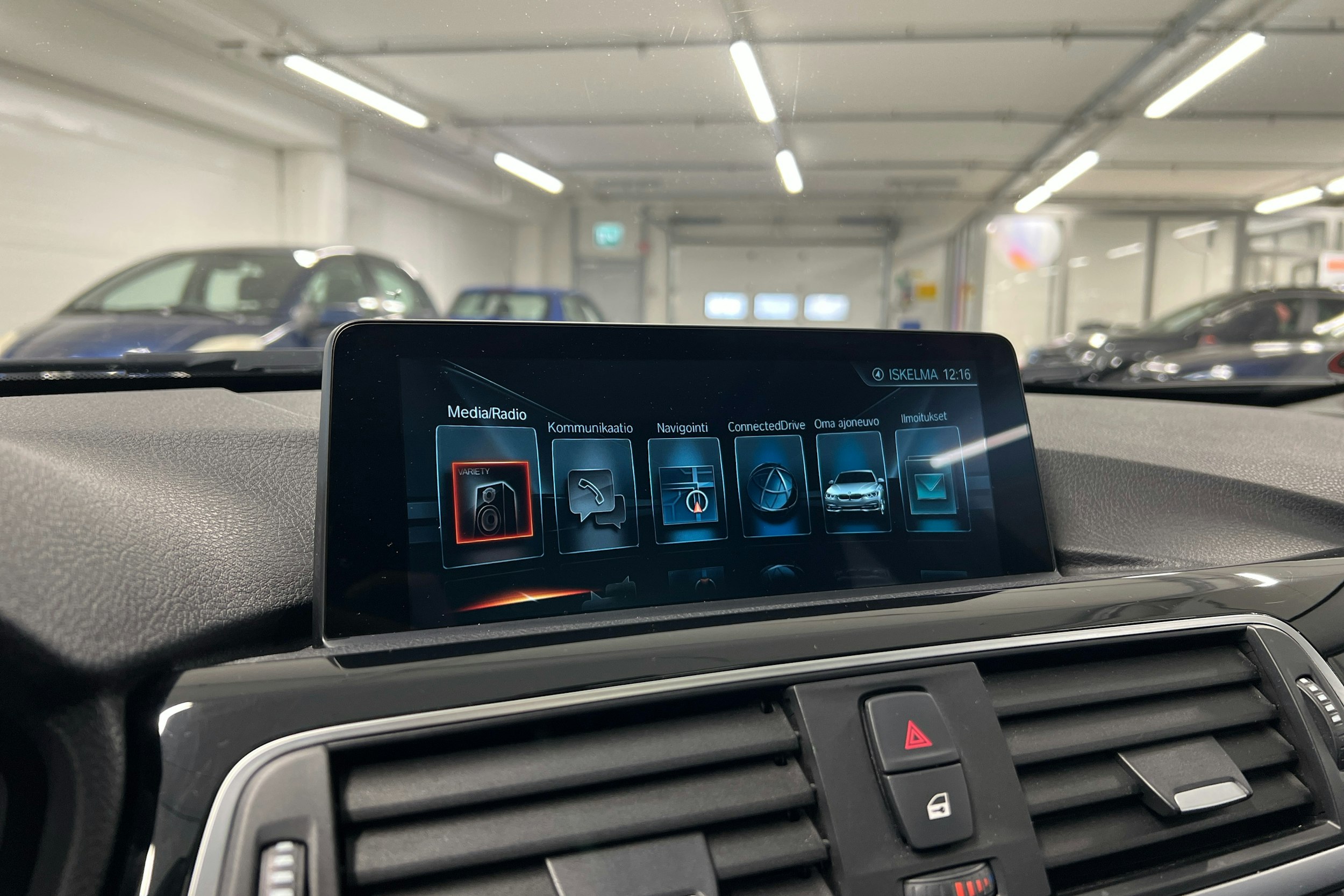 musta BMW 318 2017 kuva 18.